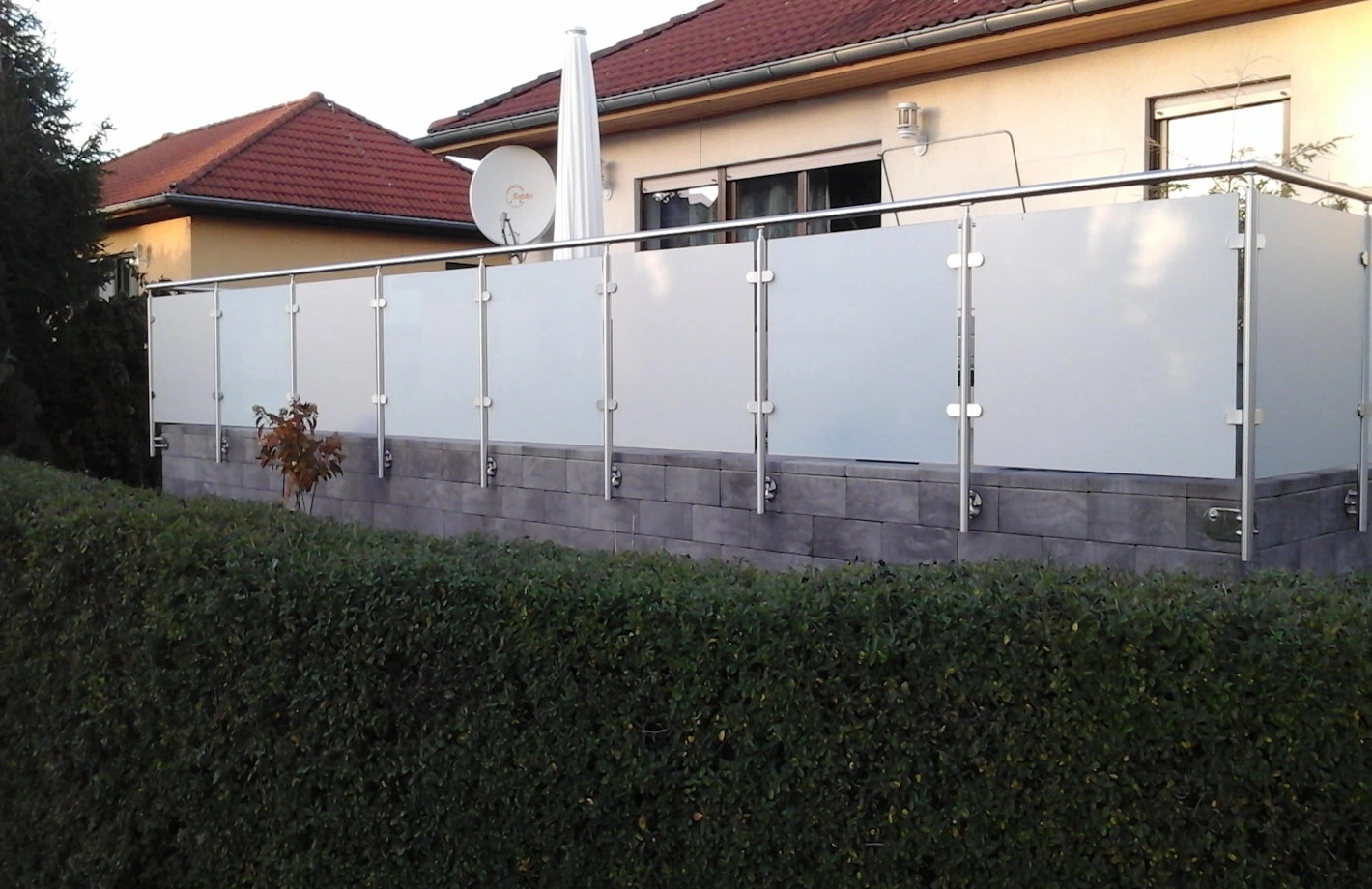 Edelstahl Glasgeländer mit Milchglas an einer Terrasse montiert