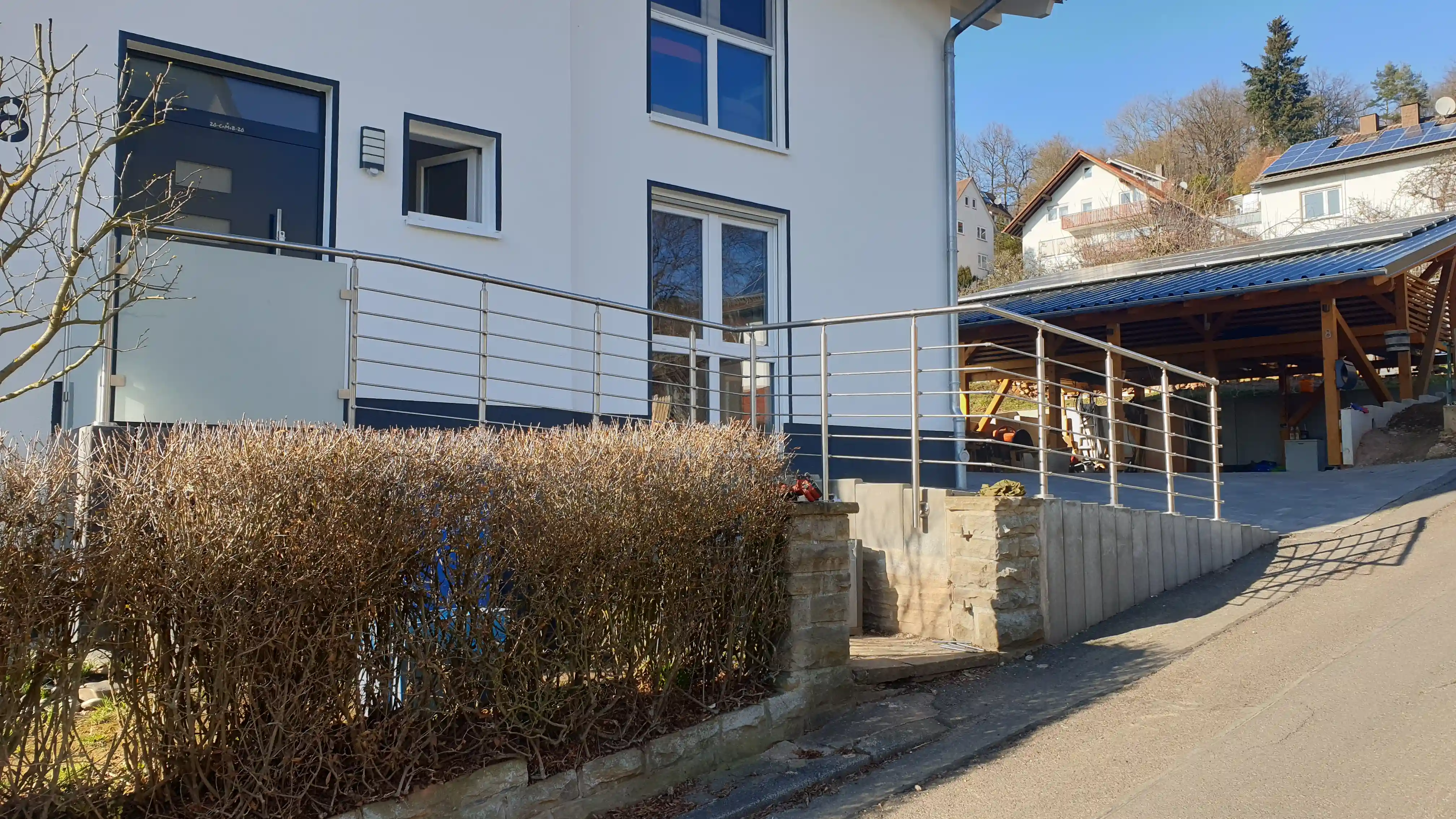 Relinggeländer aufgesetzt mit 6 Querstreben aufgesetzt aus V2A oder V4A im Eingangsbereich in Verbindund mit Glaselemente