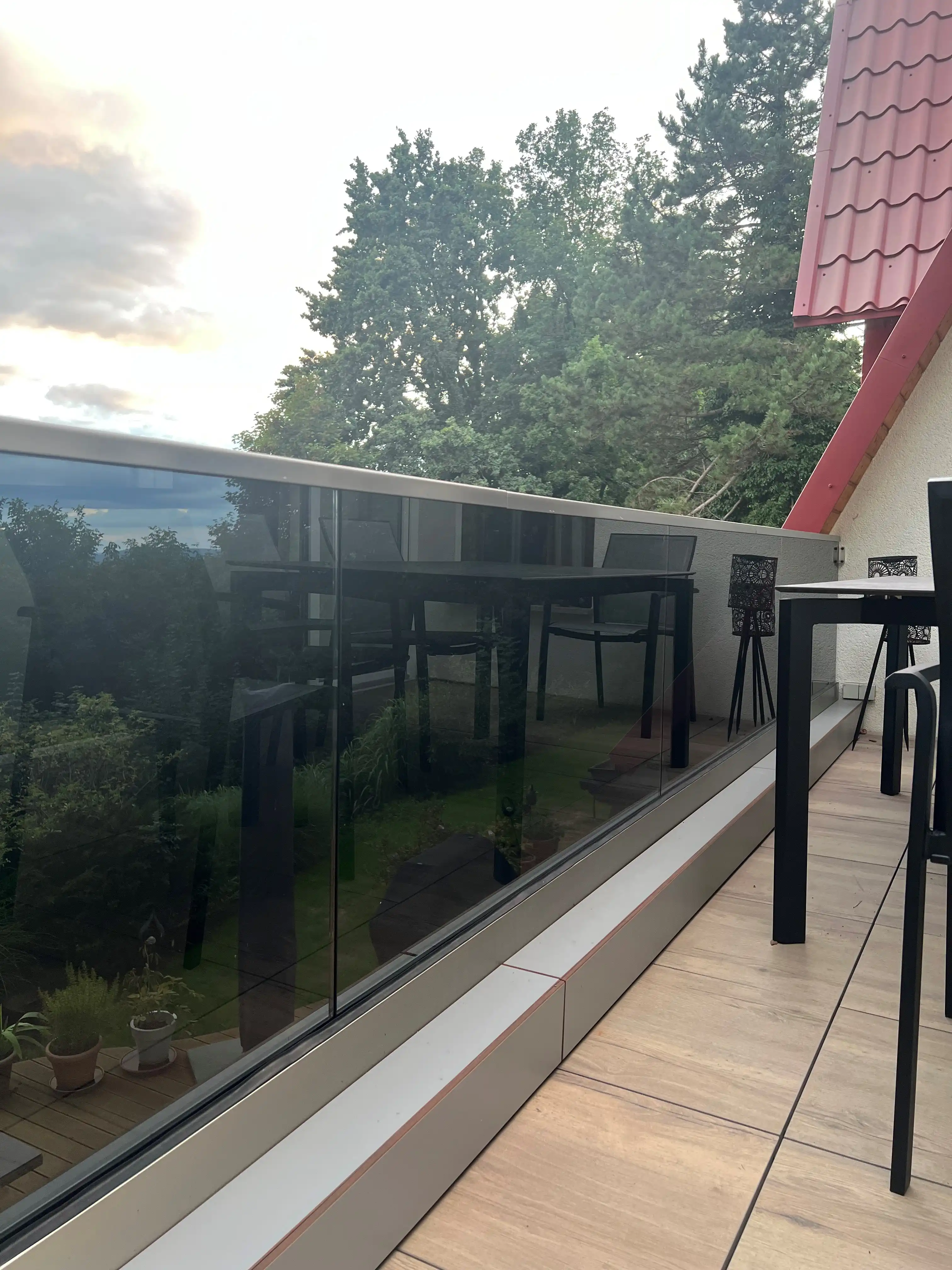 Ganzglasgelaender mit grauen Verbundsicherheitsglas und Edelstahl Handlauf zeitlos schoen