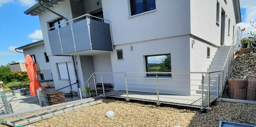 Relinggeländer aufgesetzt mit 5 Querstreben aus Edelstahl als Absturzsicherung für eine Außentreppe