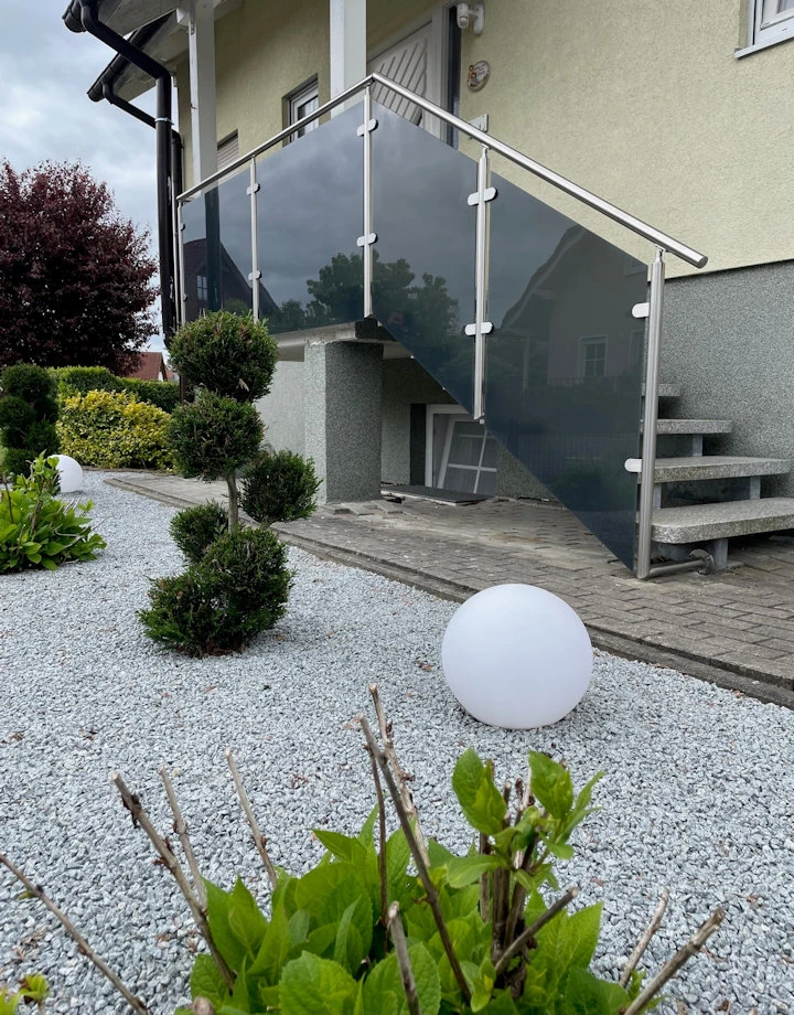 Edelstahl Treppengeländer Bausatz an einer Eingangstreppe mit Podest