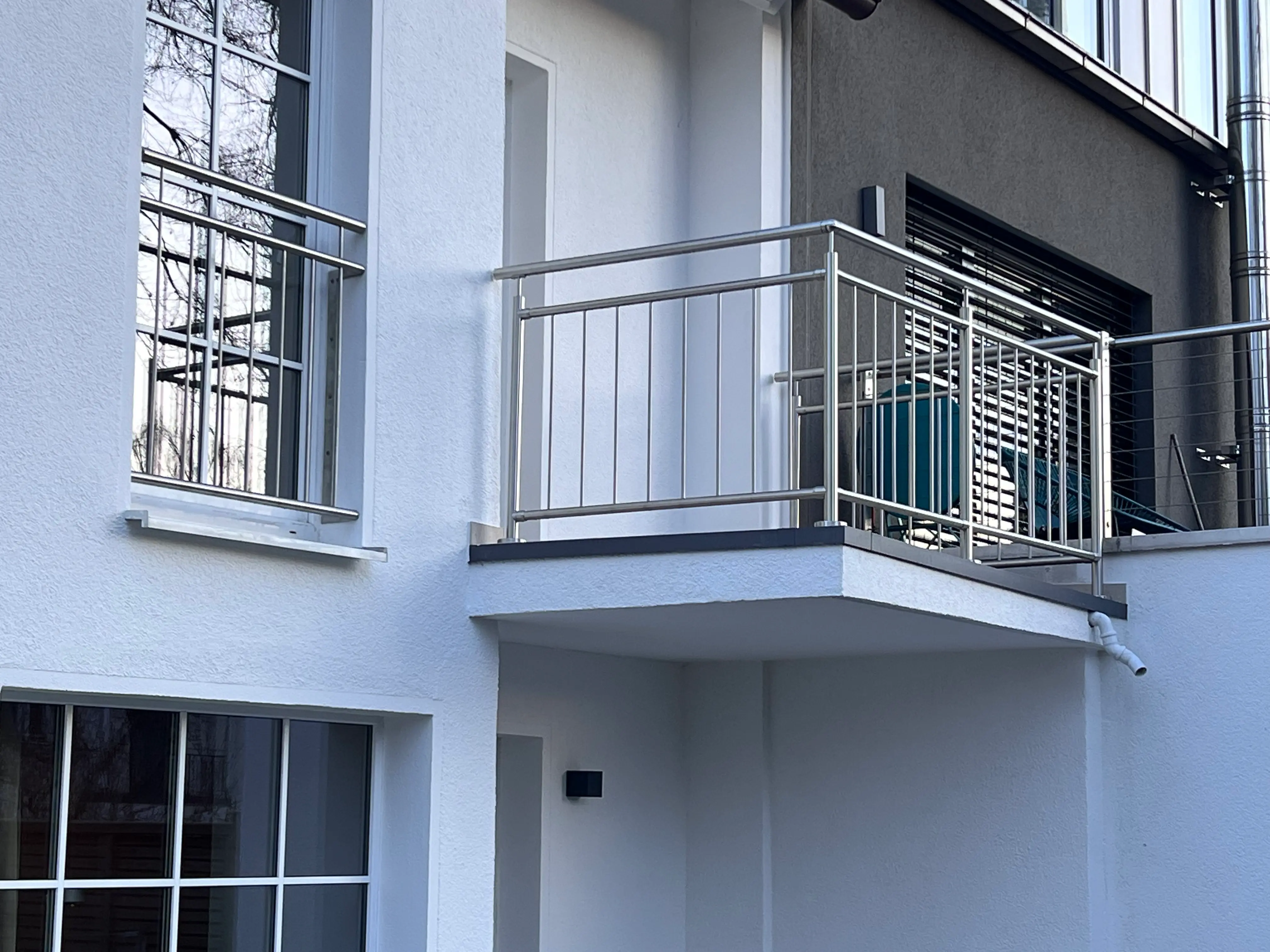 Edelstahlgeländer mit senkrechten Stäben an einen Balkon