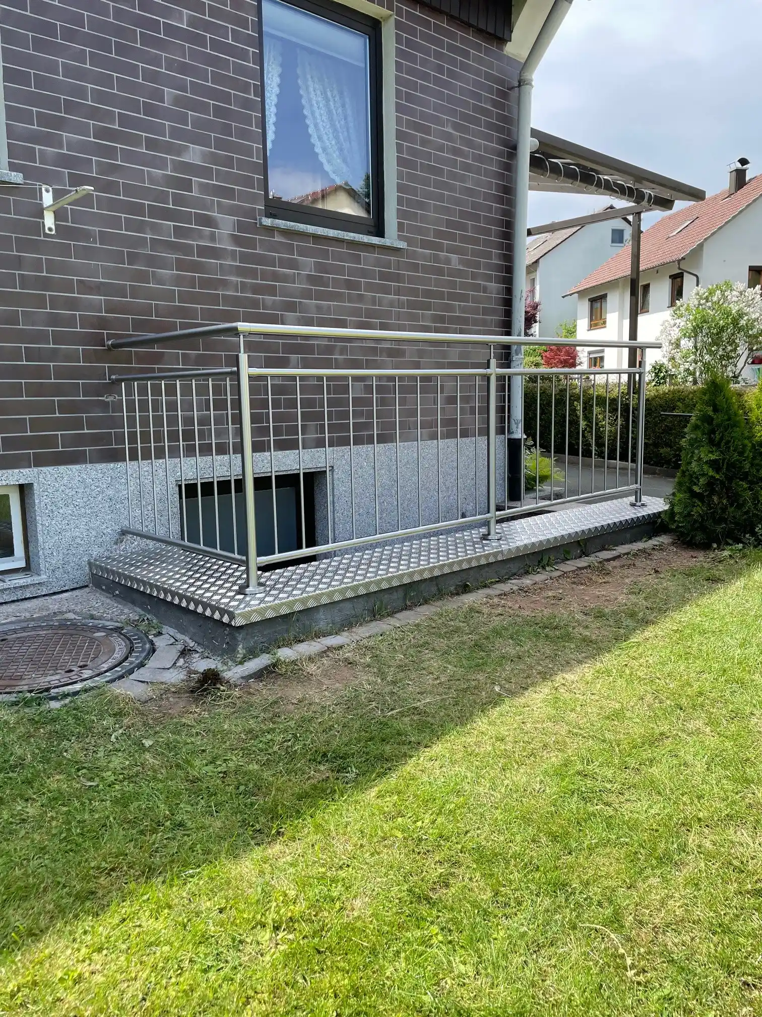 Stabiles Edelstahlgelaender mit senkrechten Staeben in verschweißter Ausfuehrung