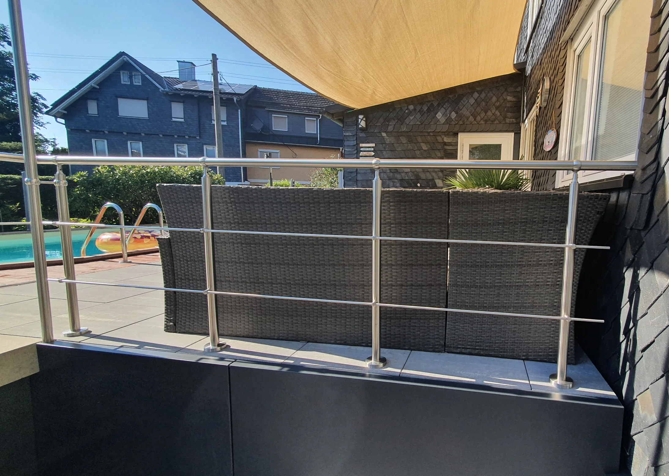 Relinggeländer mit 2 Querstreben als Trennung zum Pool