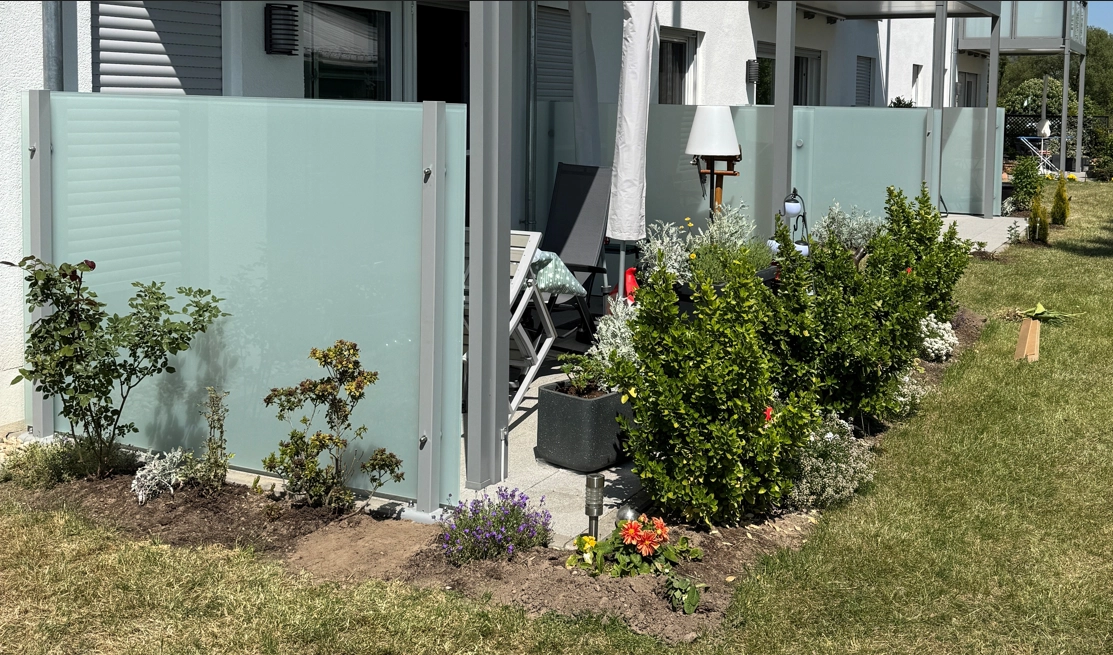 moderner blickdichter Sichtschutz an der Terrasse bei einen Wohnblock