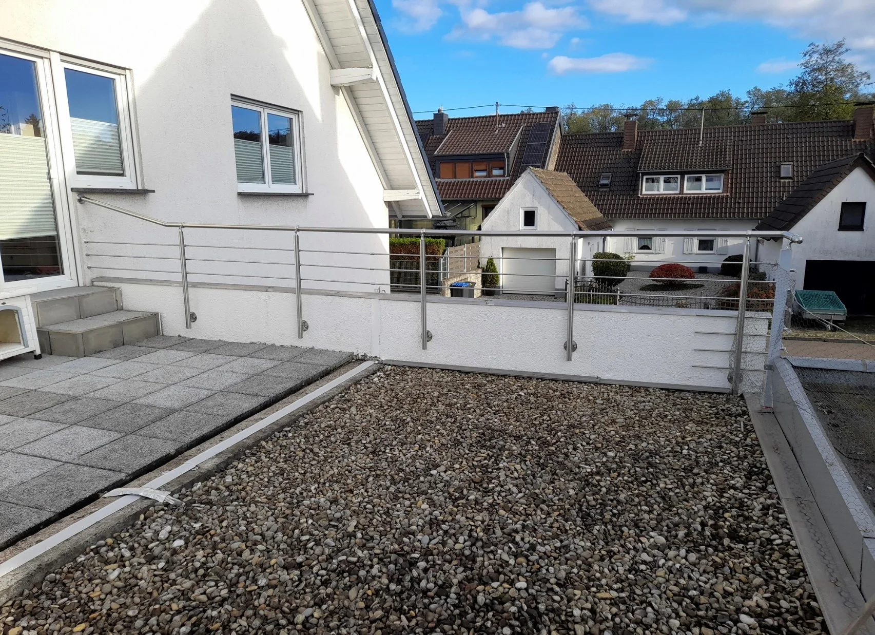 Relinggeländer vorgesetzt mit 3 Querstreben aus Edelstahl an der Brüstung  montiert