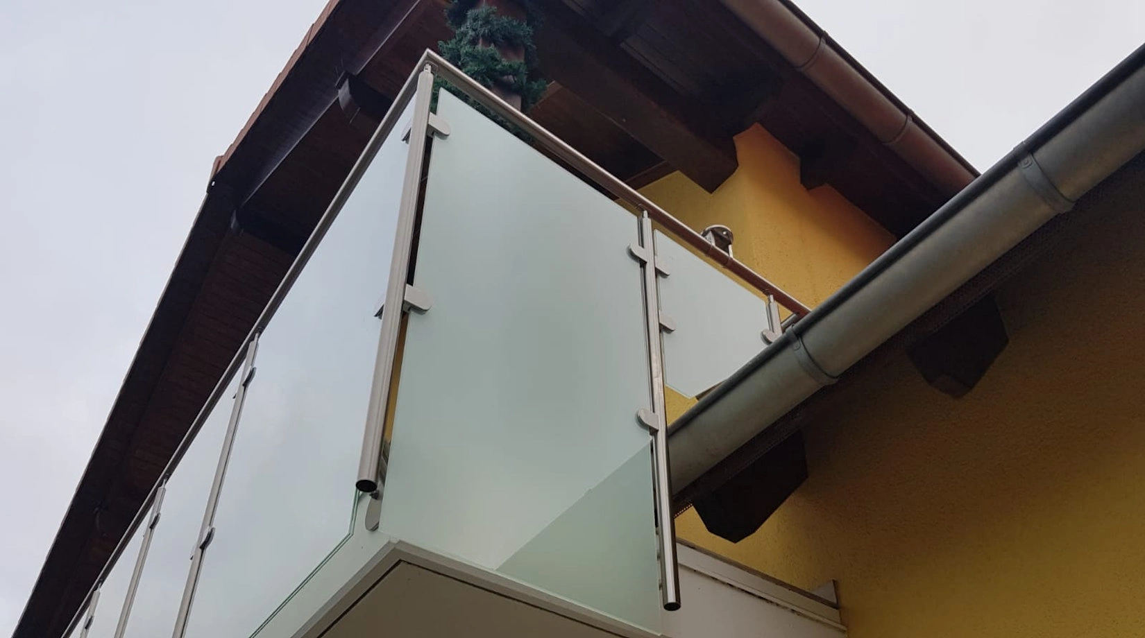 Balkon Glasgeländer mit Aussparung im Glas für das Dach