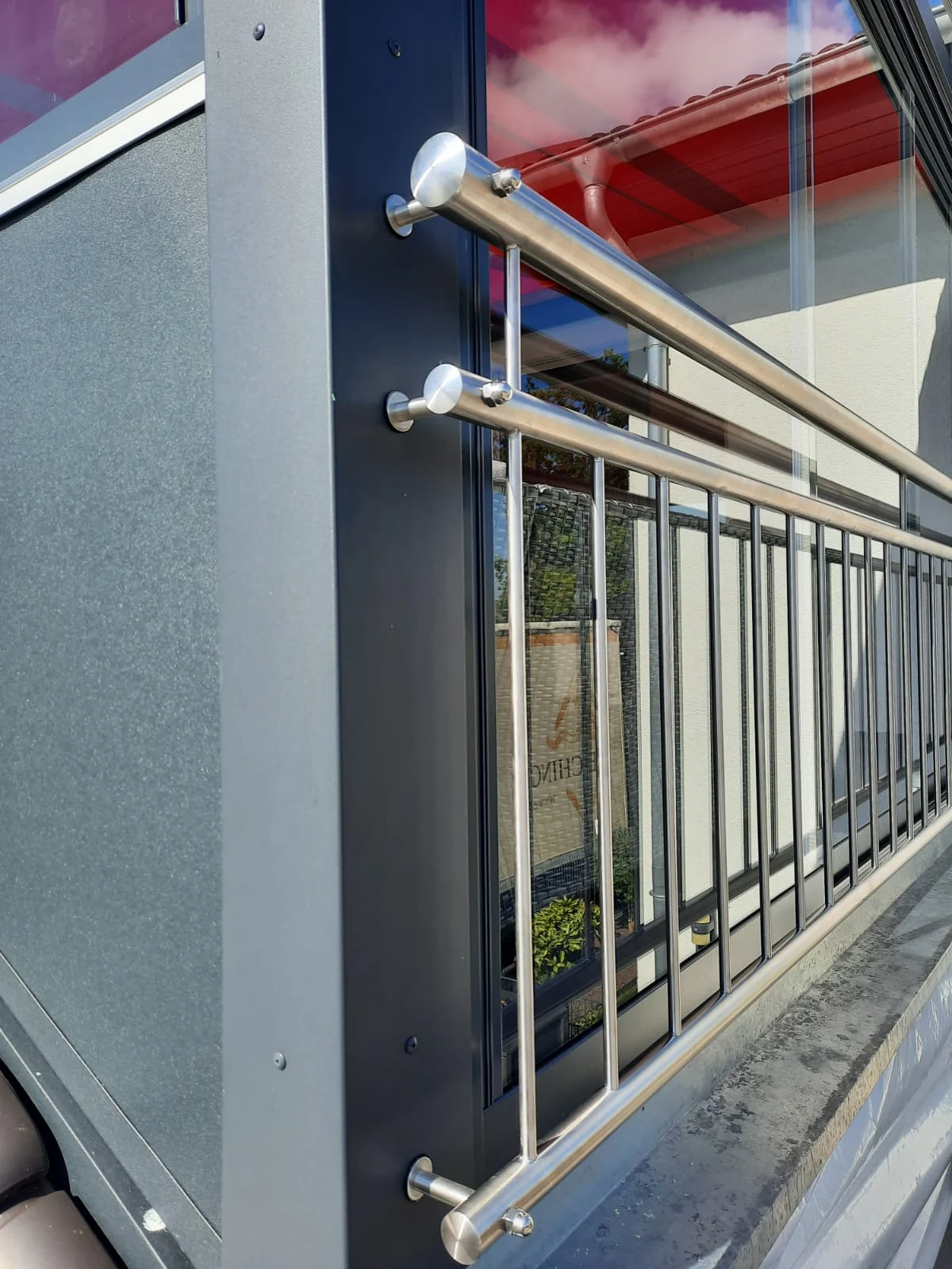 Nahaufnahmen von einen franzoesischen Balkon aus Edelstahl