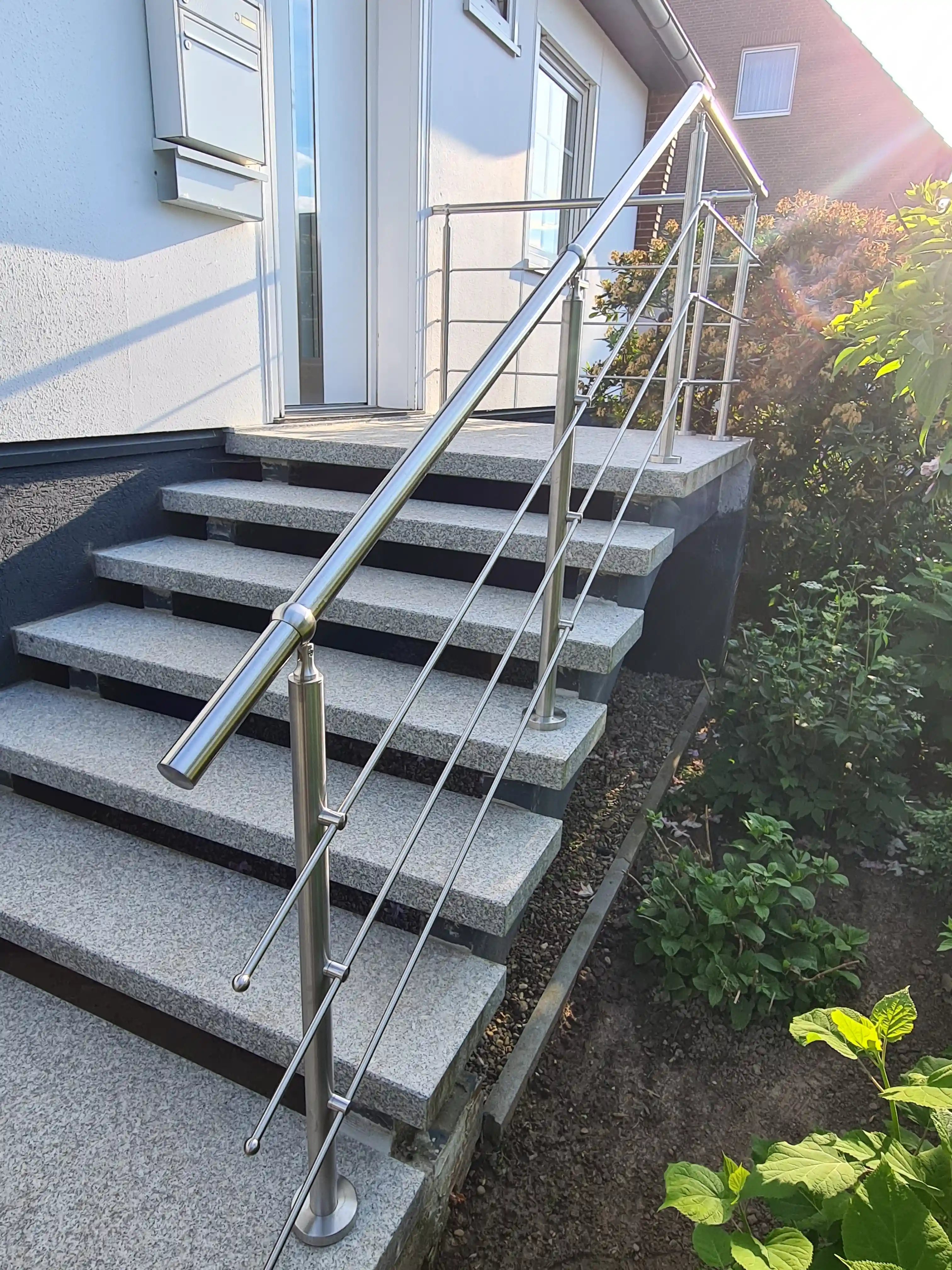 Relinggeländer aus Edelstahl mit drei Querstreben auf einer Eingangstreppe aufgesetzt montiert
