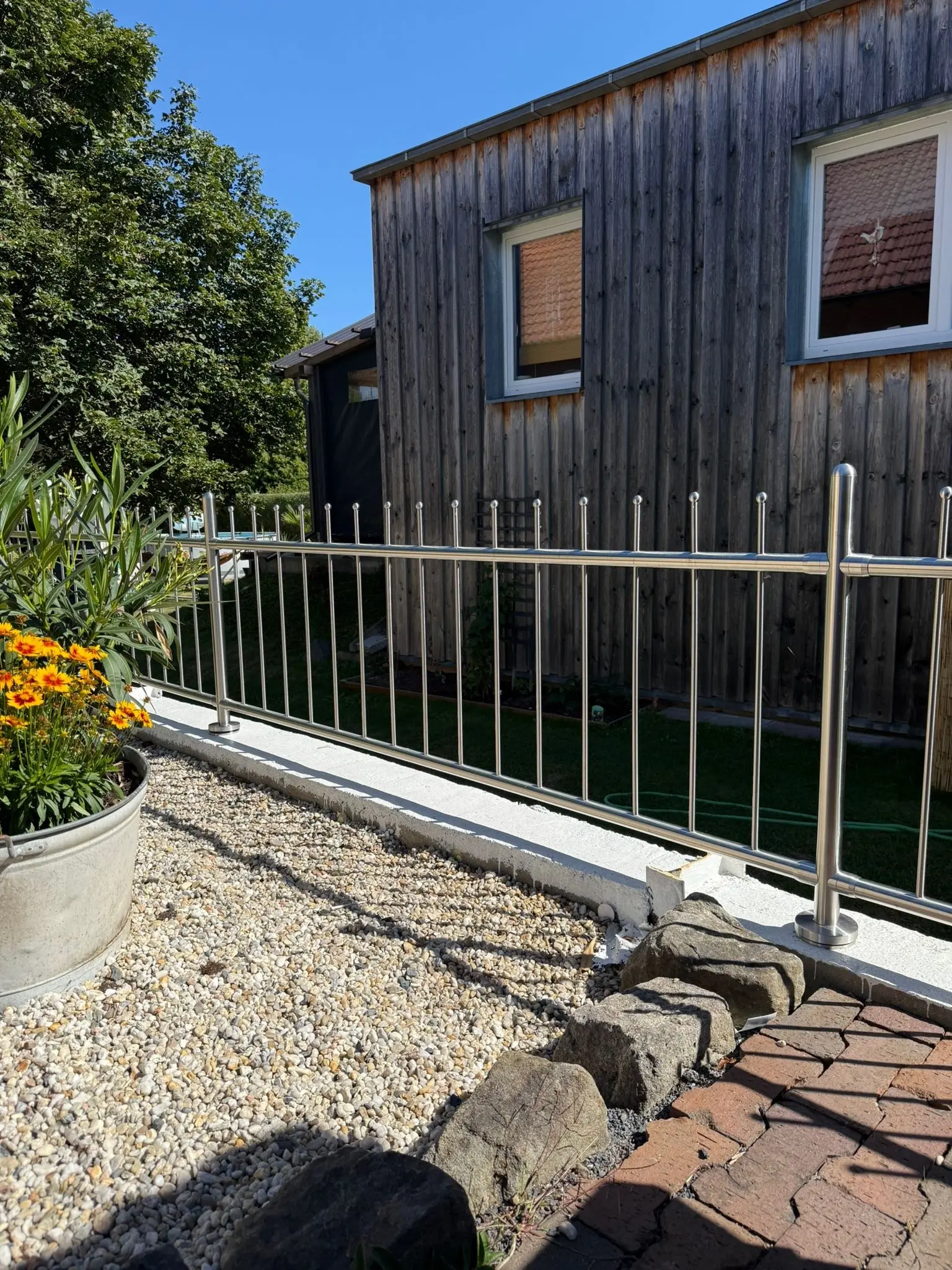 Zaun Bausatz aus Edelstahl mit senkrechten Streben zum stecken als Abgrenzung zum Nachbarn