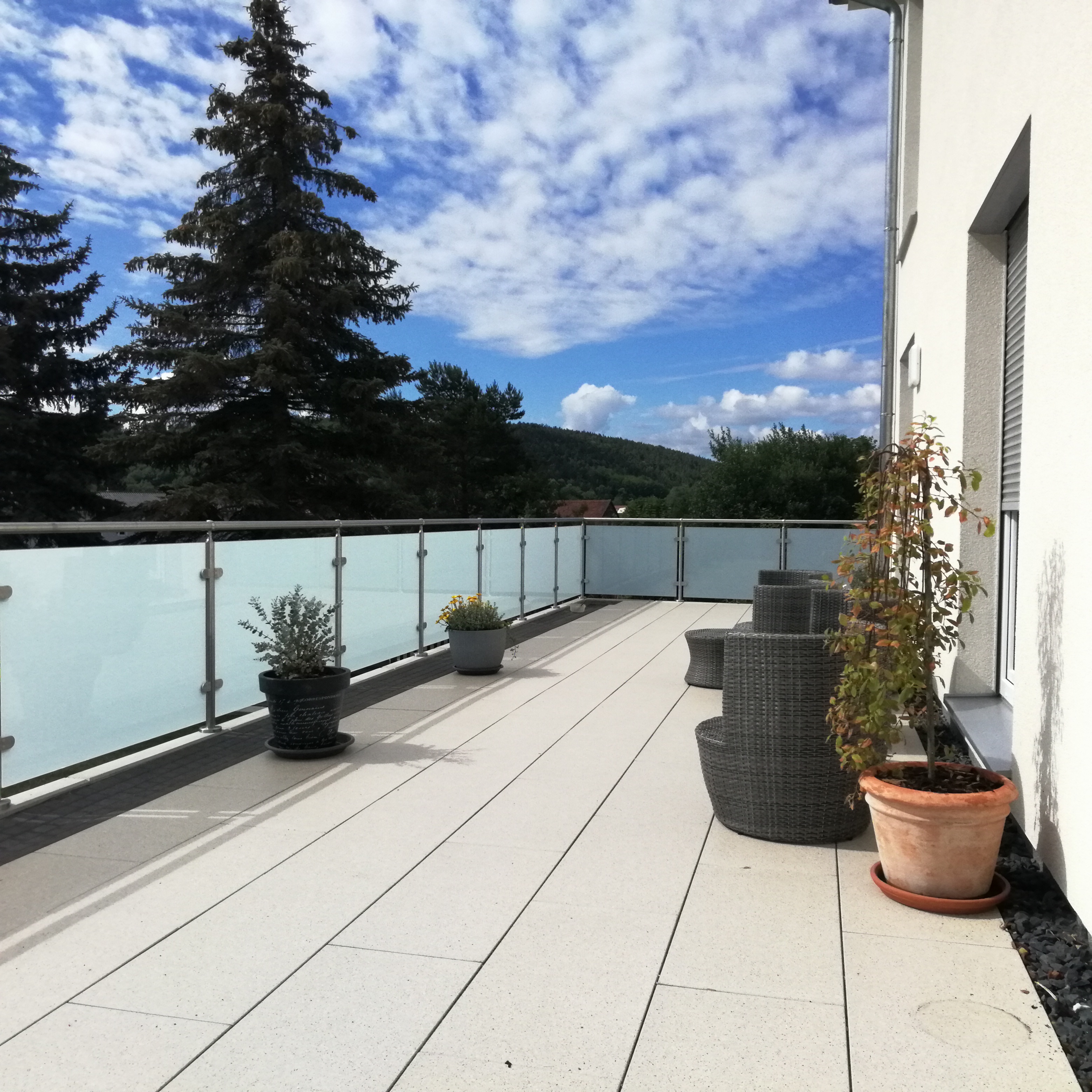 Glasgeländer mit mattweißer Folie auf einer Dachterrasse – maximaler Sichtschutz bei modernem Erscheinungsbild.