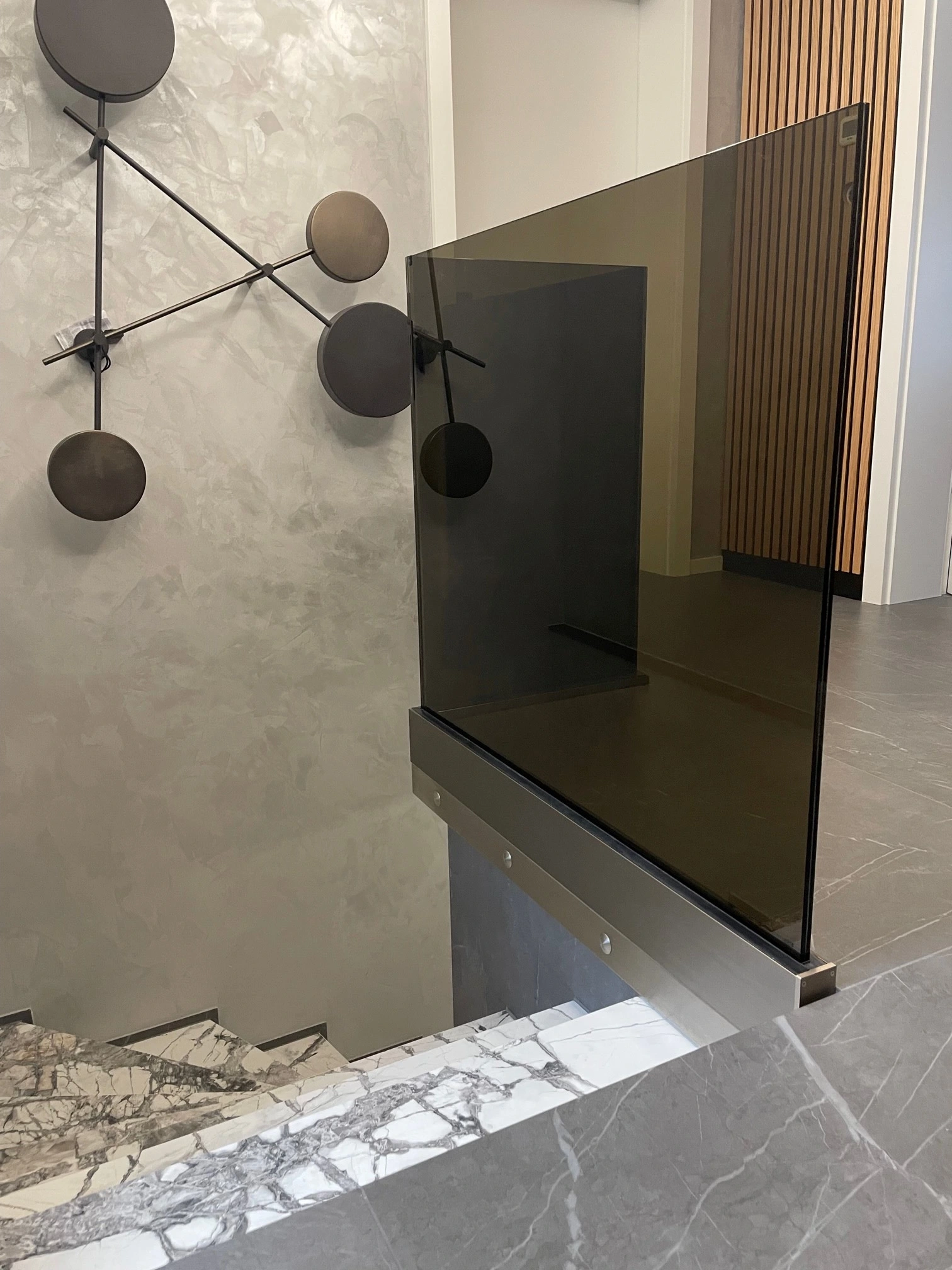 Ganzglasgelaender mit Grauglas am Treppenabgang