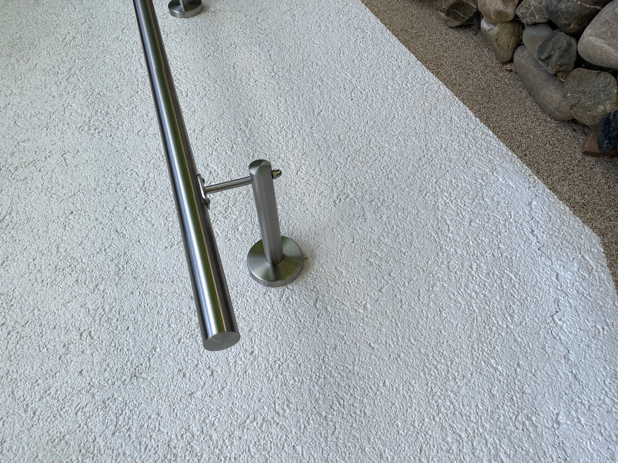 Stabiler Edelstahl Handlauf an Hauswand