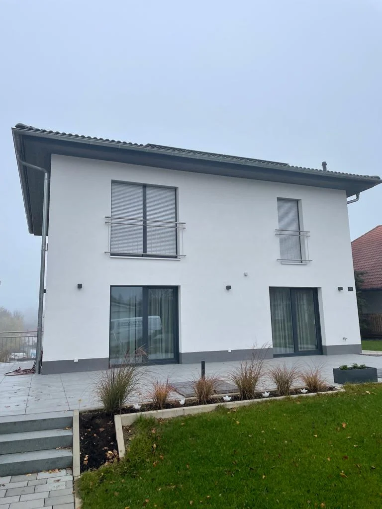 Zwei franzoesische Balkone aus Edelstahl