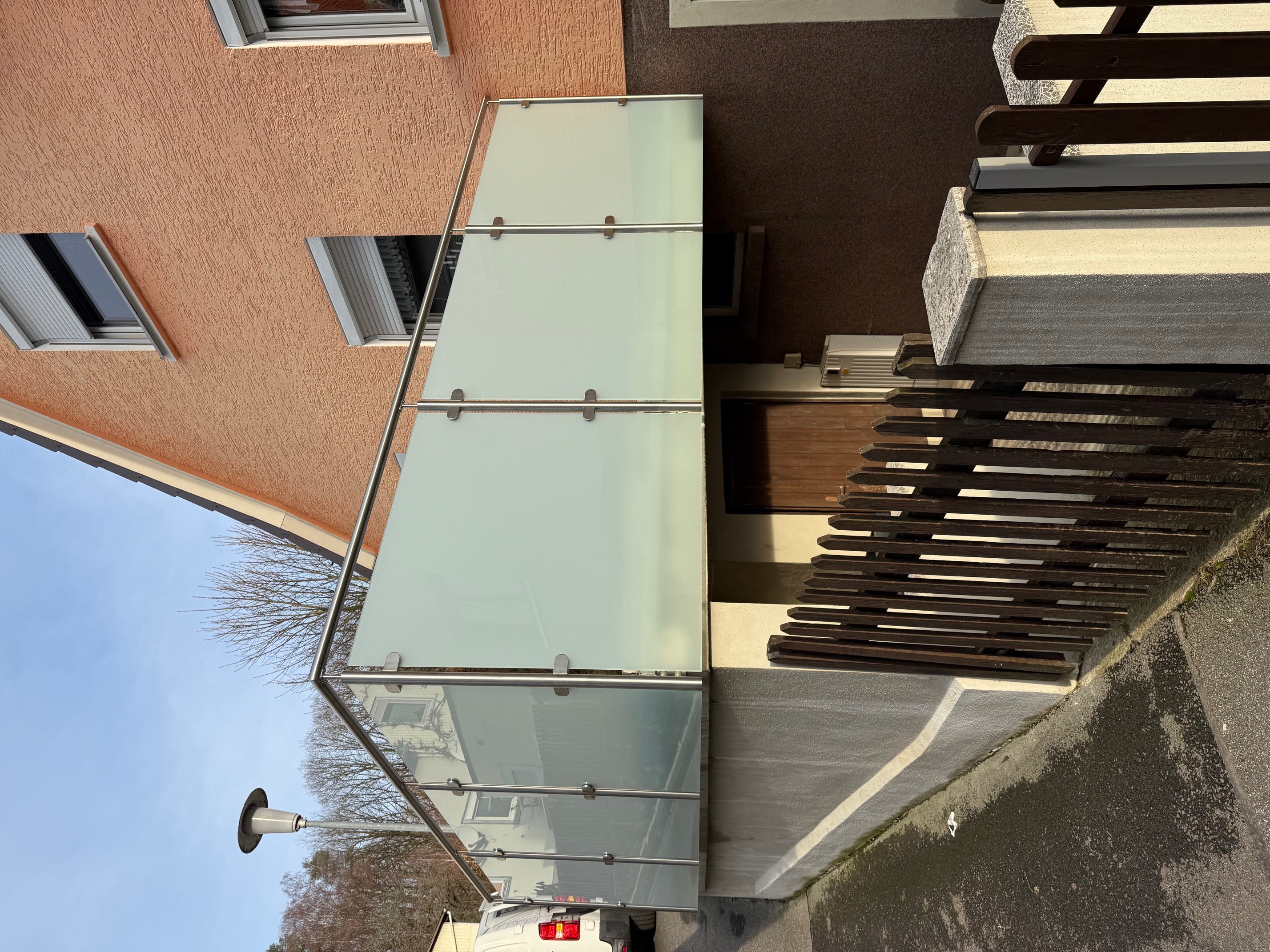Elegantes Glasgeländer mit mattweißer Folie