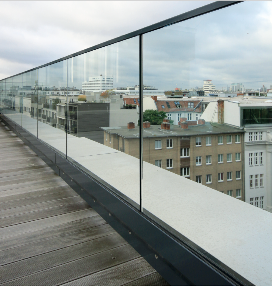 Ganzglas Bodenprofil 1.1 Absturzsicherung mit Klarglas auf einer Dachterrasse