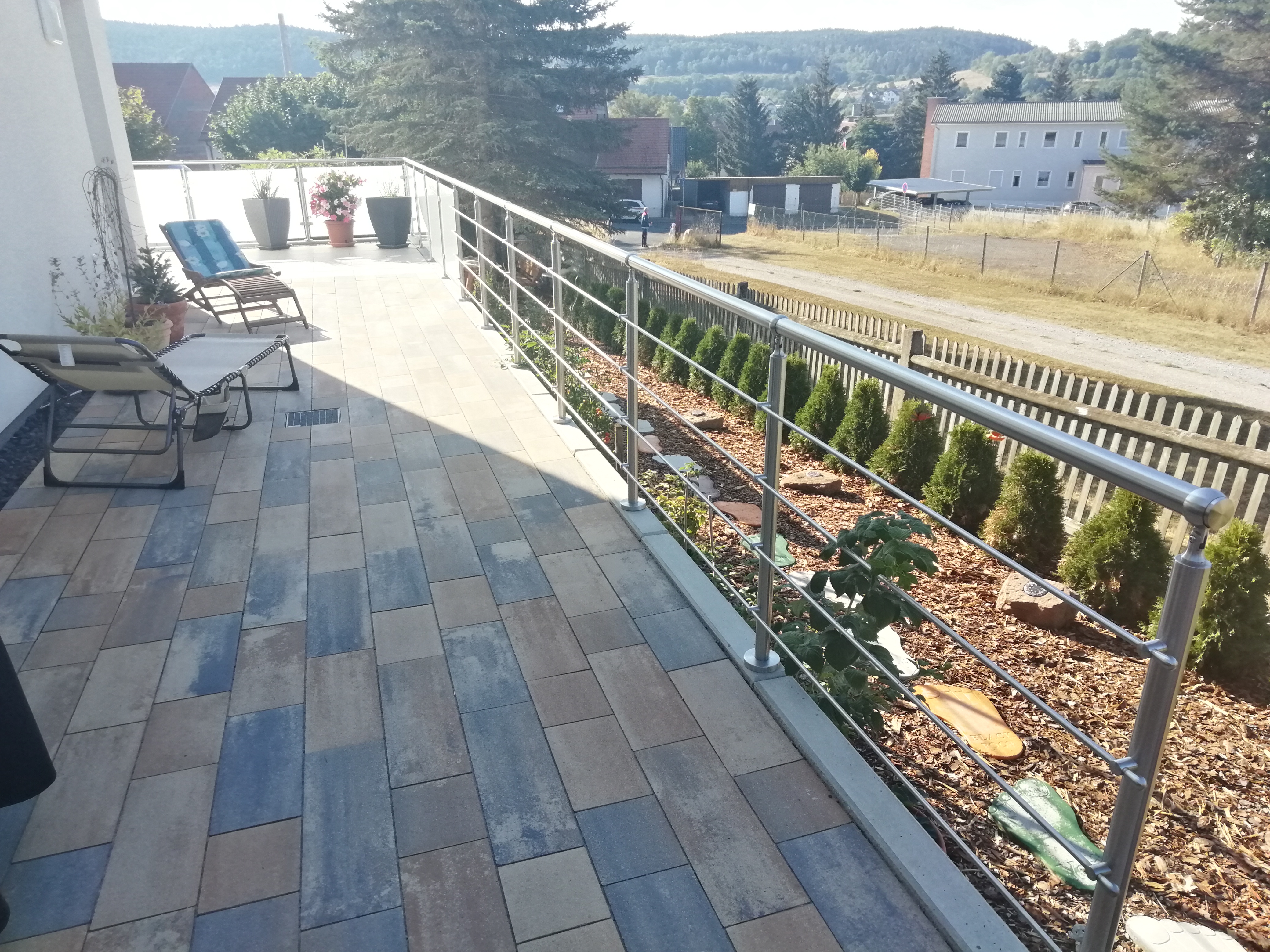 Relinggeländer mit 4 Querstreben auf derselben Terrasse – freier Ausblick ins Grüne, leichte und elegante Konstruktion.