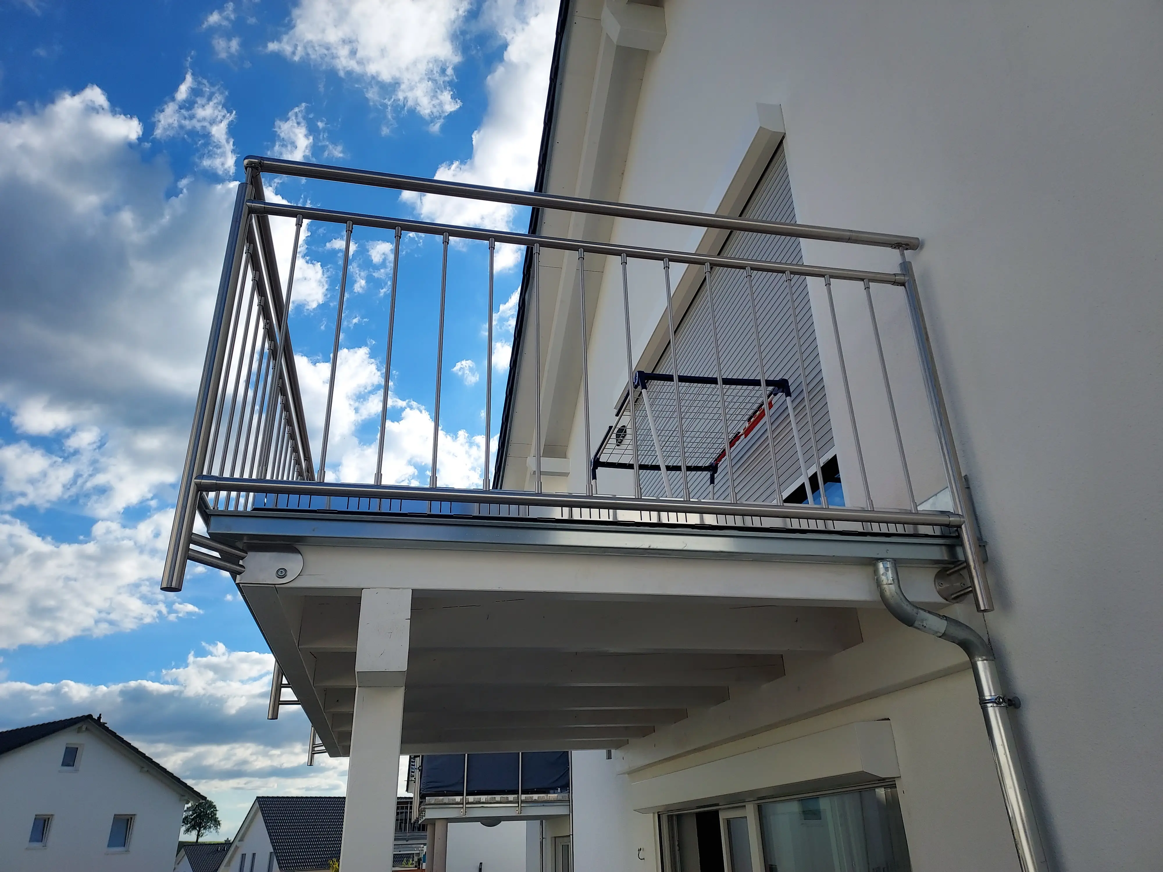 Balkongeländer vorgesetzt aus Edelstahl mit verschweißter Stabfüllung
