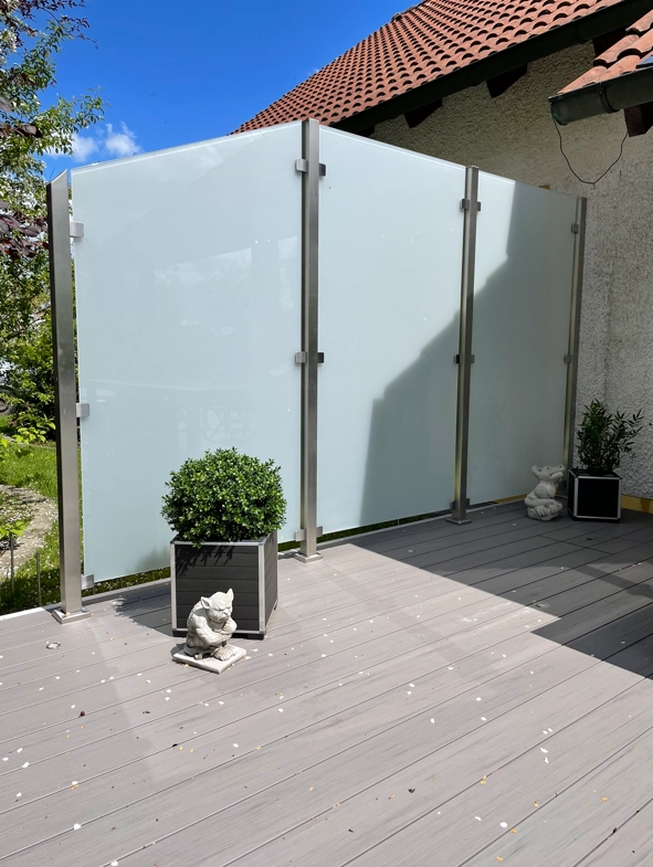Langlebige Sichtschutzwand auf einer Terrasse aus vierkant Edelstahlpfosten mit Milchglas
