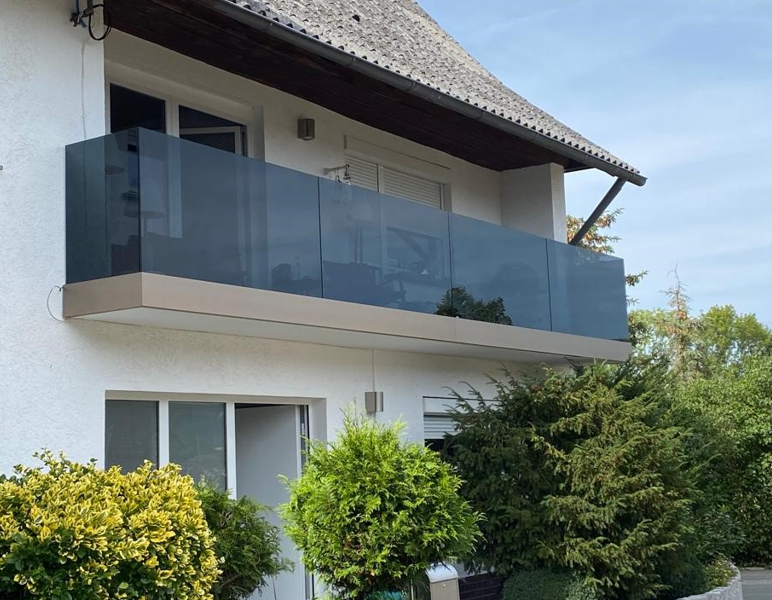 Ganzglasgeländer für Balkon mit schwarzen Glas