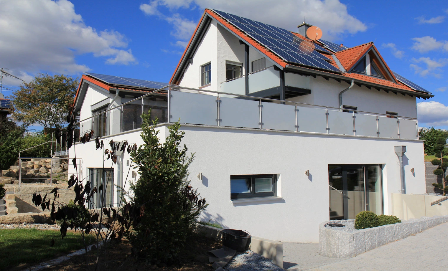 Edelstahlgeländer mit Milchglas und Klarglas im Mix auf einer Terrasse als Absturzsicherung