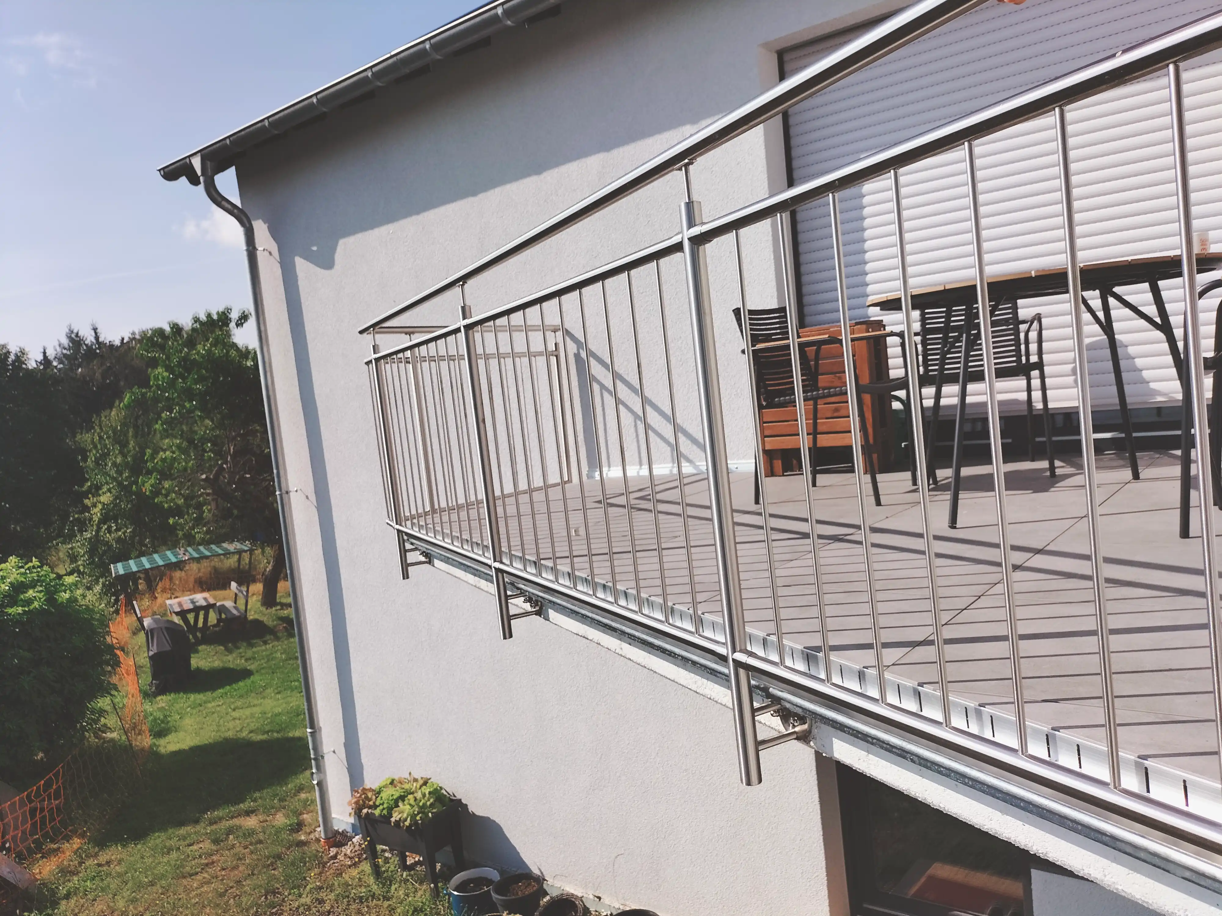 Edelstahl Stabgeländer Bausatz an Balkon mit schöner Aussicht montiert