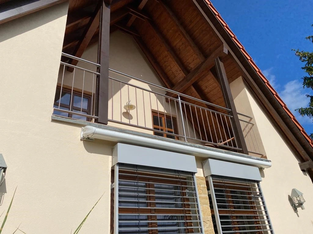 Edelstahl Stabgeländer als Absturzsicherung zwischen Holzbalken montiert