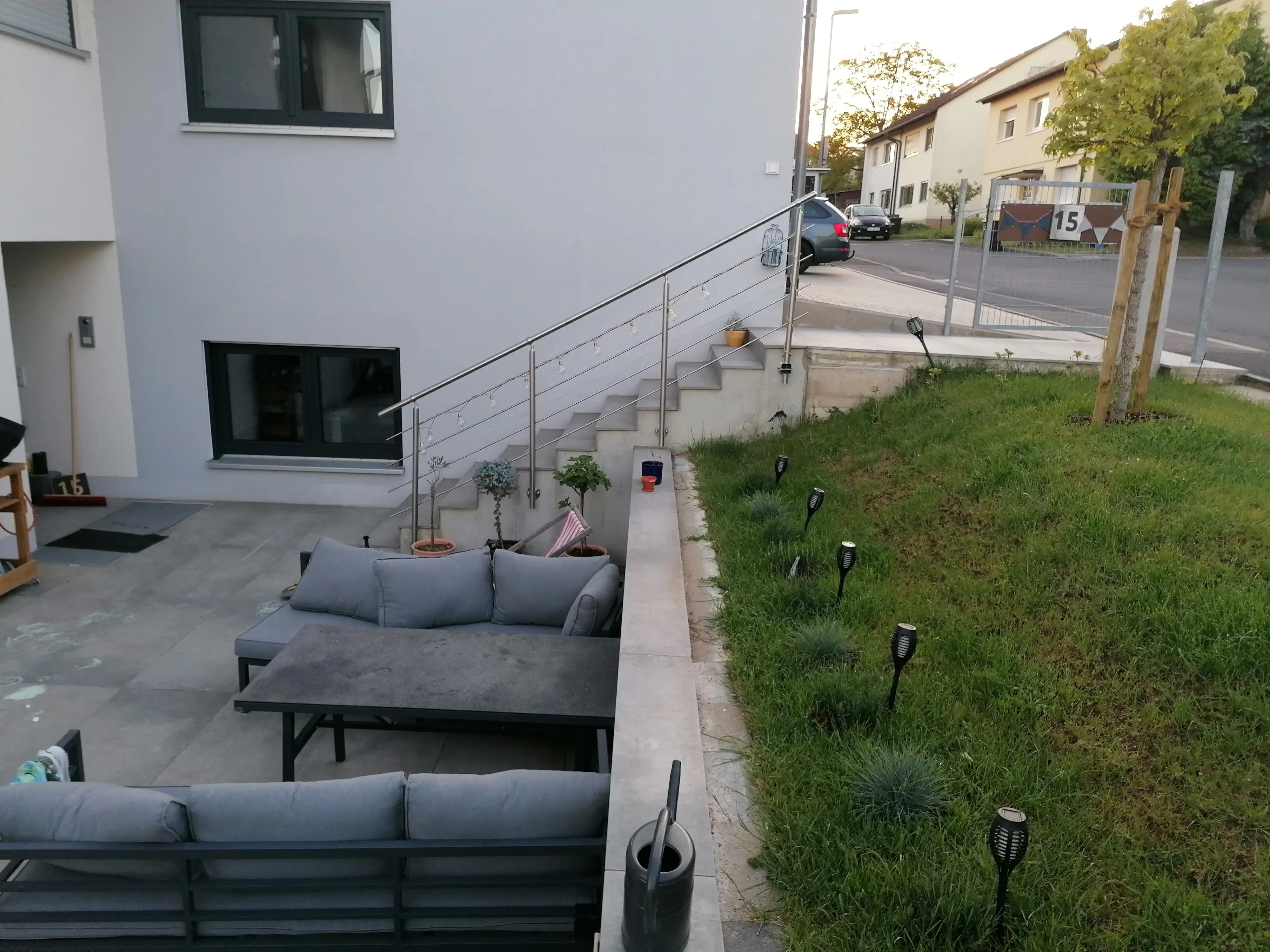 Relinggeländer vorgesetzt mit 4 Querstreben aus Edelstahl an der Treppe zum Haus montiert