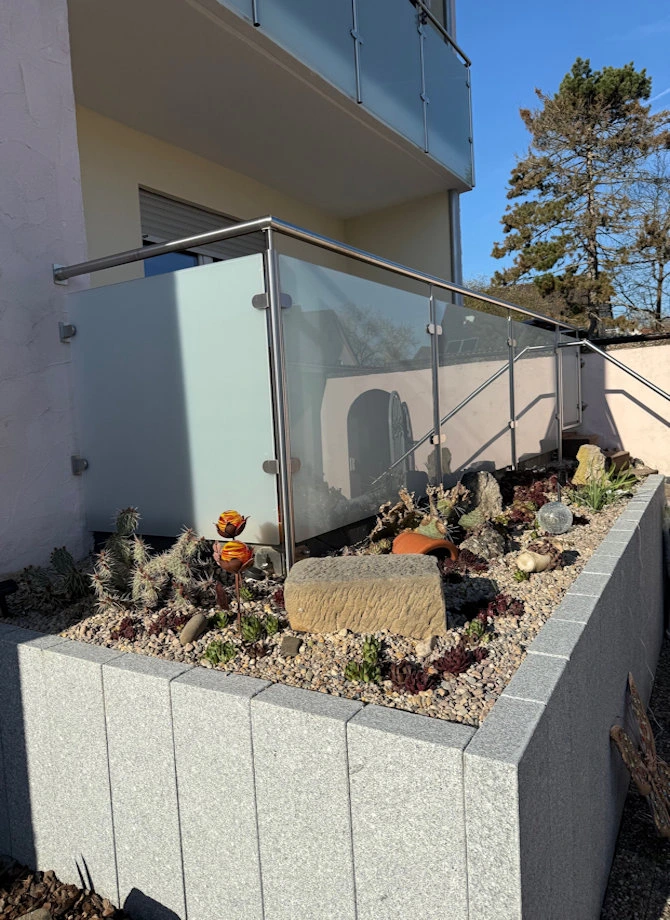Milchglasgeländer mit Edelstahl Gartentür und Handlauf für Treppe
