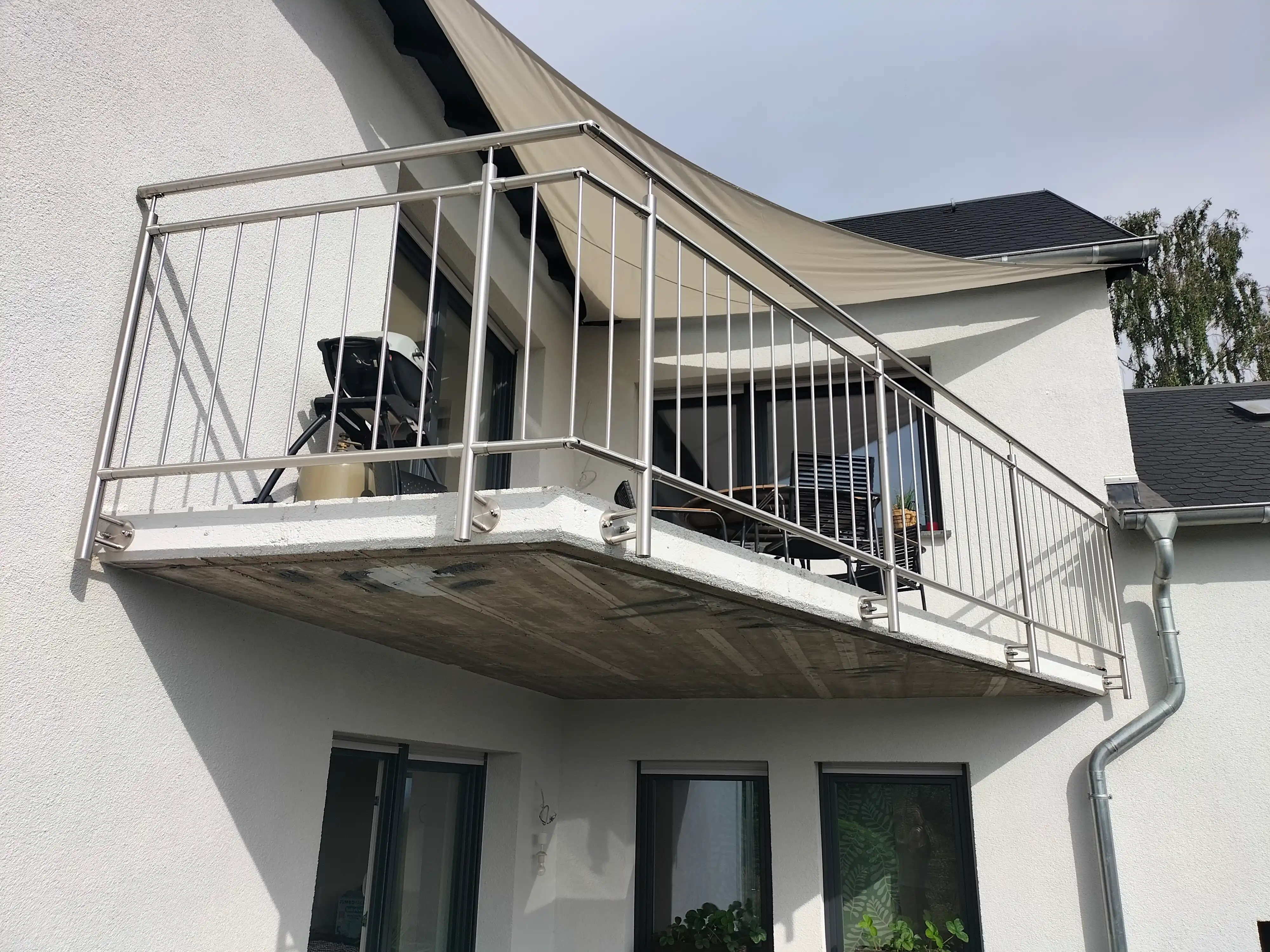 Edelstahlgeländer an einen Balkon zur Absturzsicherung mit Stäbe