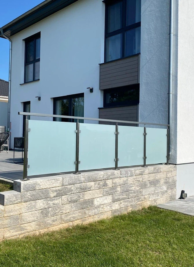 Brüstungsgeländer aus Sicherheitsglas mit matter Folie und Edelstahl zum Garten