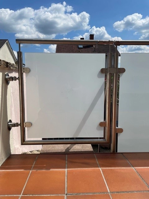 Traumhaftes Gartentor mit Glasfuellung eingesetzt am Edelstahl Glasgelaender