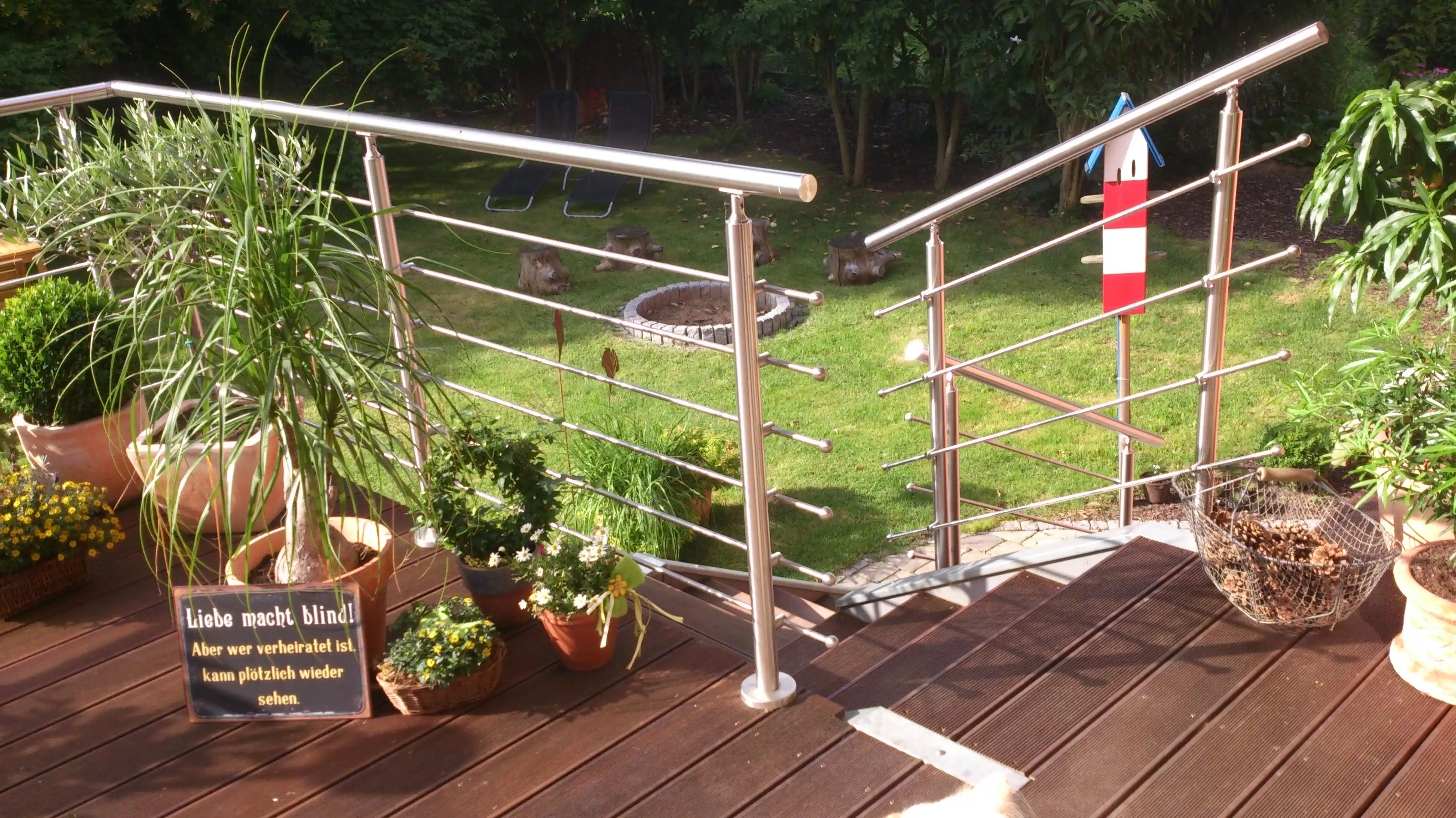 Relinggeländer aufgesetzt mit 6 Querstreben aufgesetzt aus V2A oder V4A  im Garten