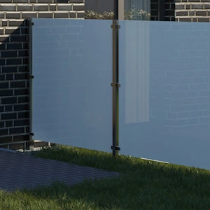 Sichtschutzwand aus mattiertem Glas mit Edelstahlpfosten