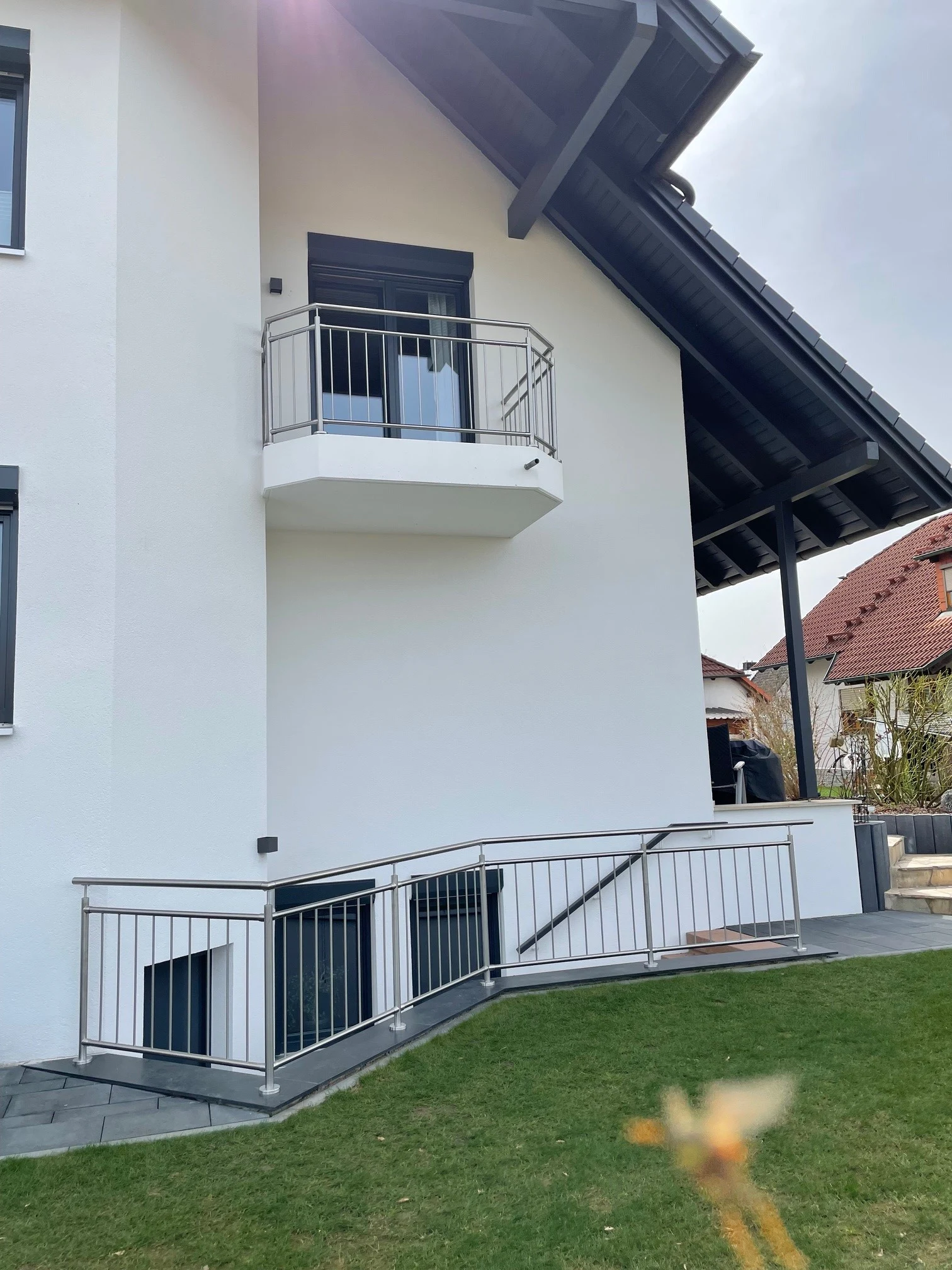 Edelstahl Stabgeländer für Balkon und Treppenabgang modern und elegant