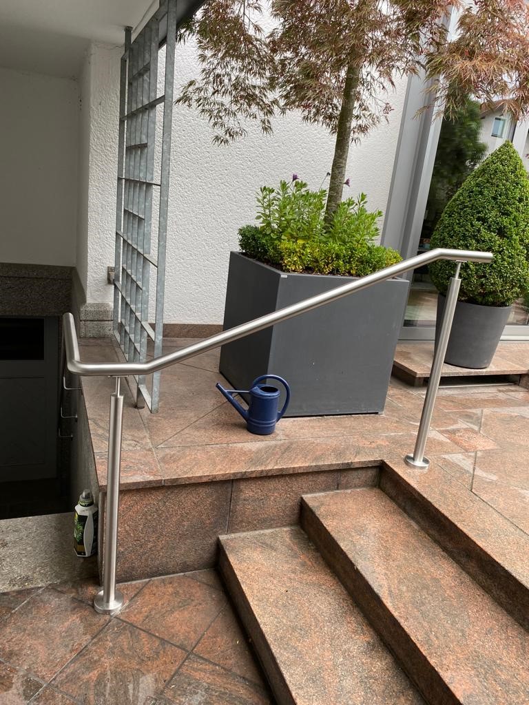 Edelstahlhandlauf am Kellerabgang