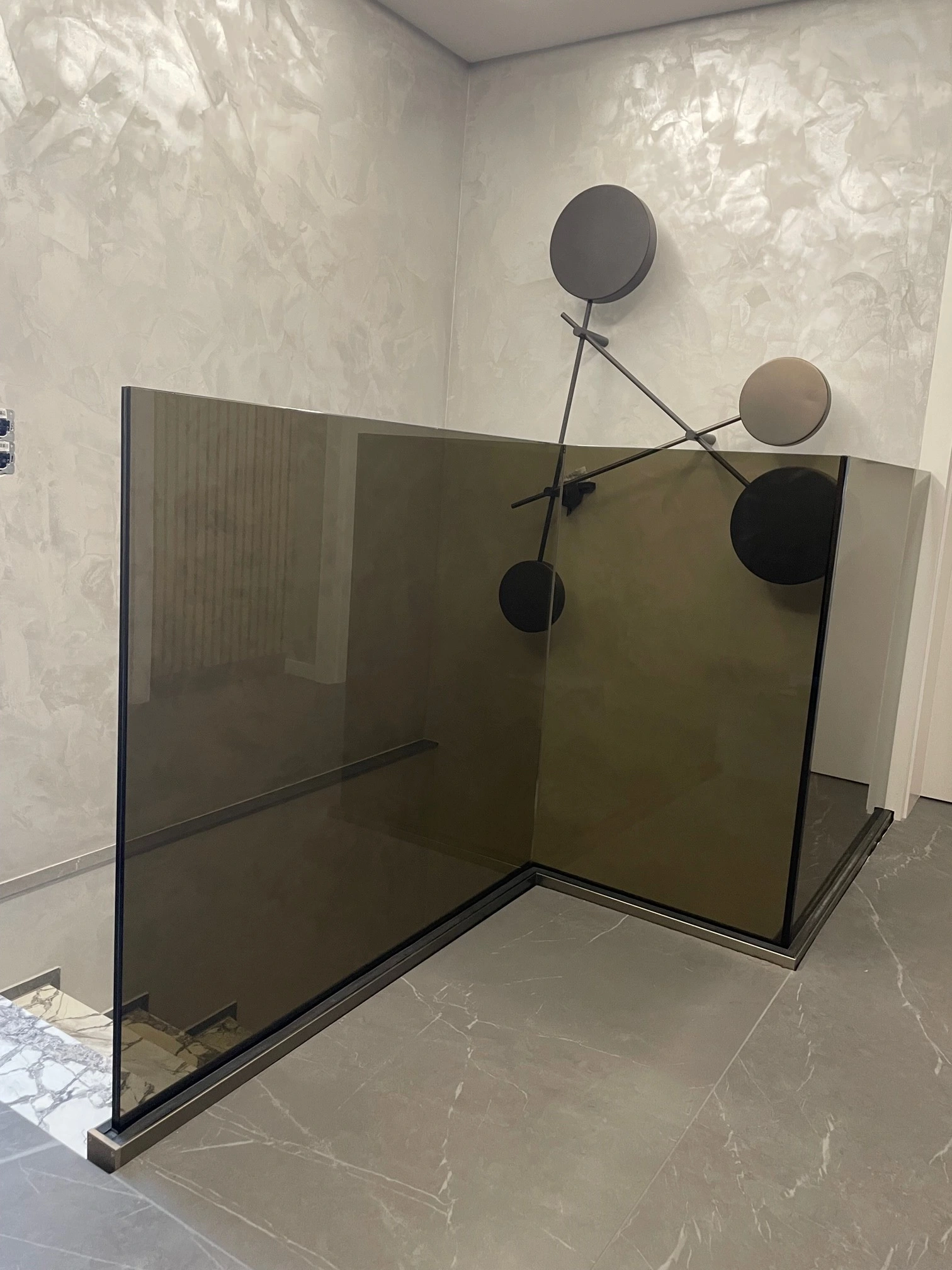 Bodenprofil mit Grauglas als Absturzsicherung im Innenraum