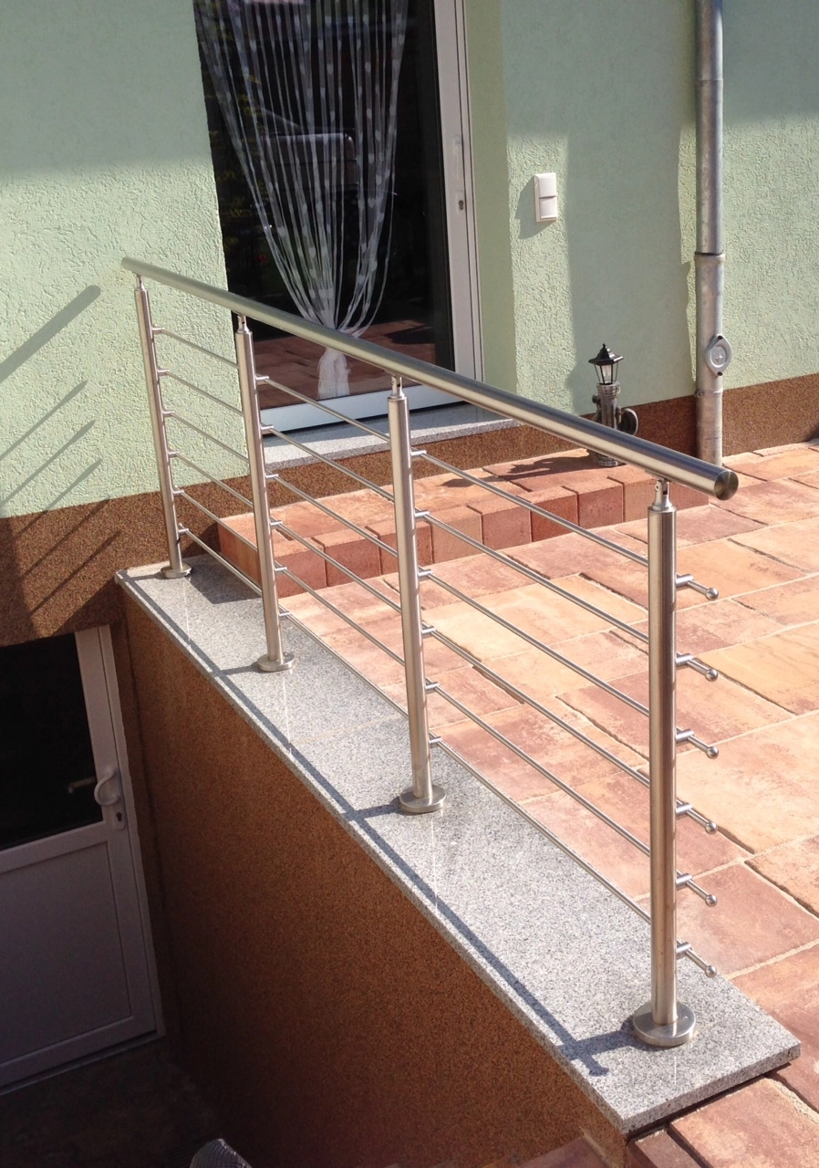 Relinggeländer aufgesetzt mit 6 Querstreben aufgesetzt aus V2A oder V4A  als Absicherung für den Kellerabgang