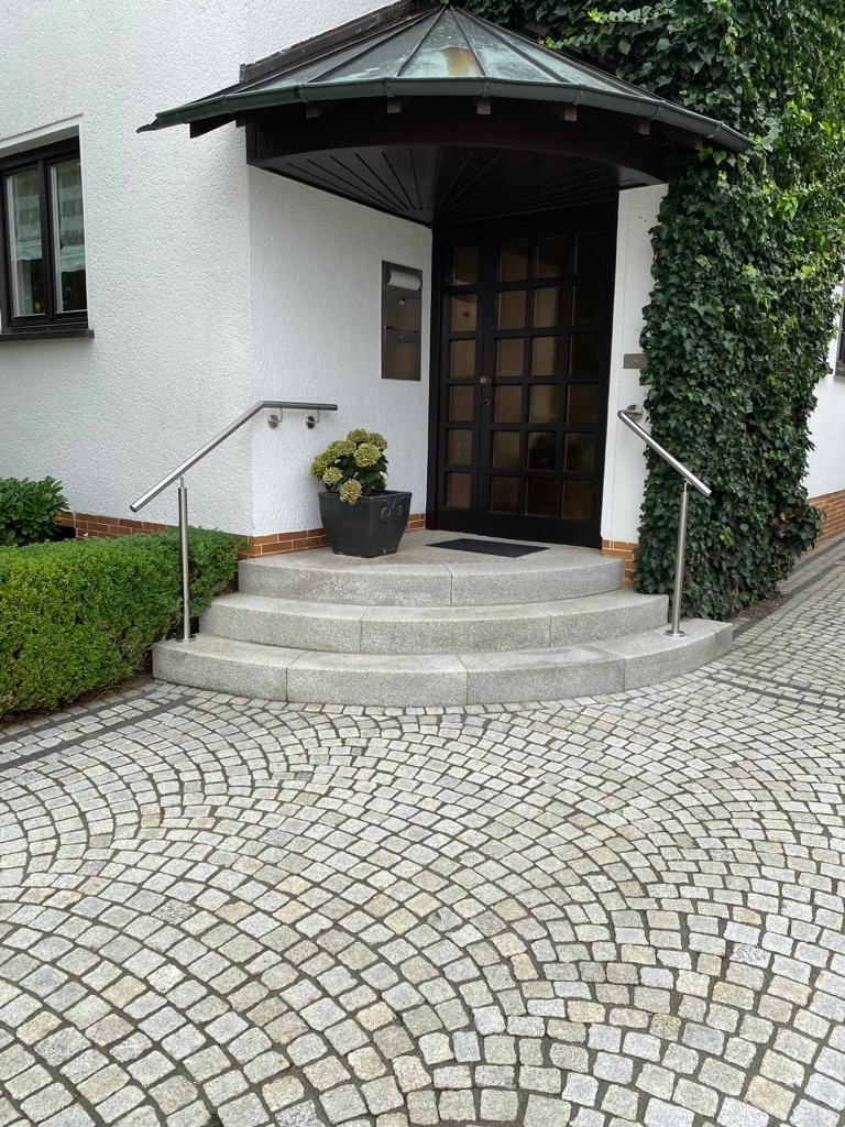 Edelstahlhandlauf am Hauseingang