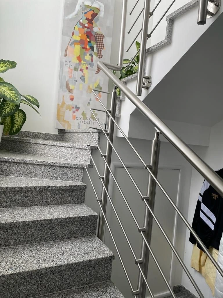 Relinggeländer vorgesetzt mit 5 Querstreben aus Edelstahl  als Treppengeländer