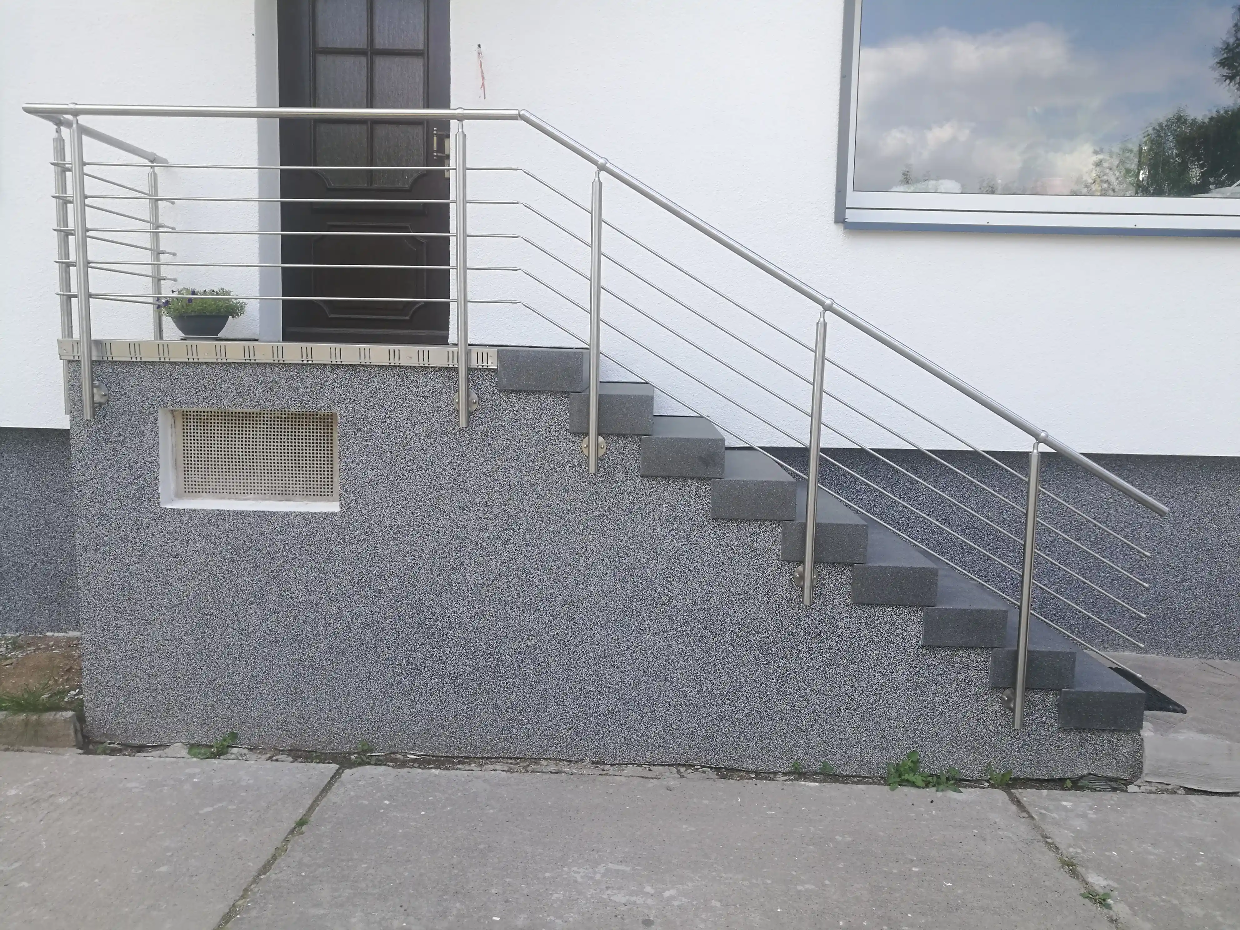 Relinggeländer vorgesetzt mit 5 Querstreben aus Edelstahl  als Treppengeländer Außen