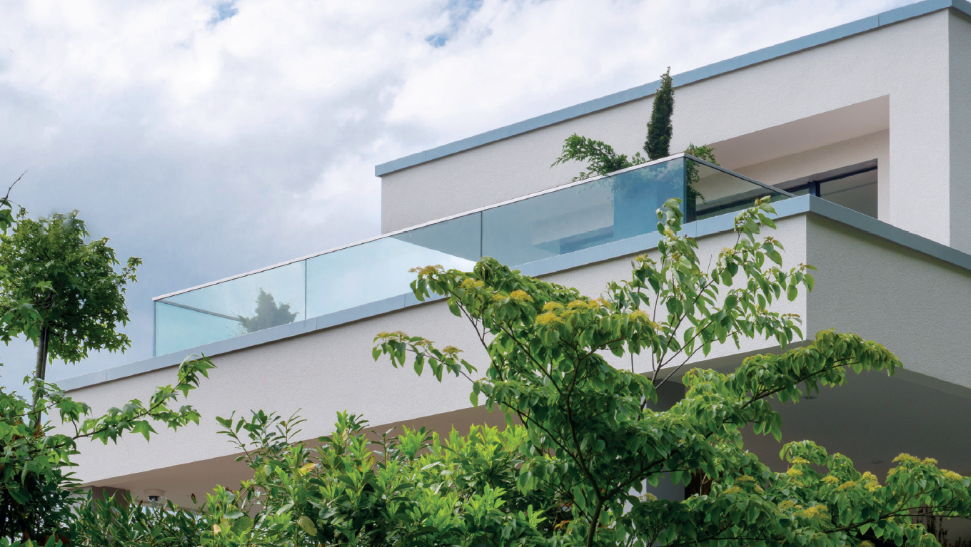 Ganzglasgeländer 2.0 mit Klarglas montiert als Absturzsicherung auf einer Villa