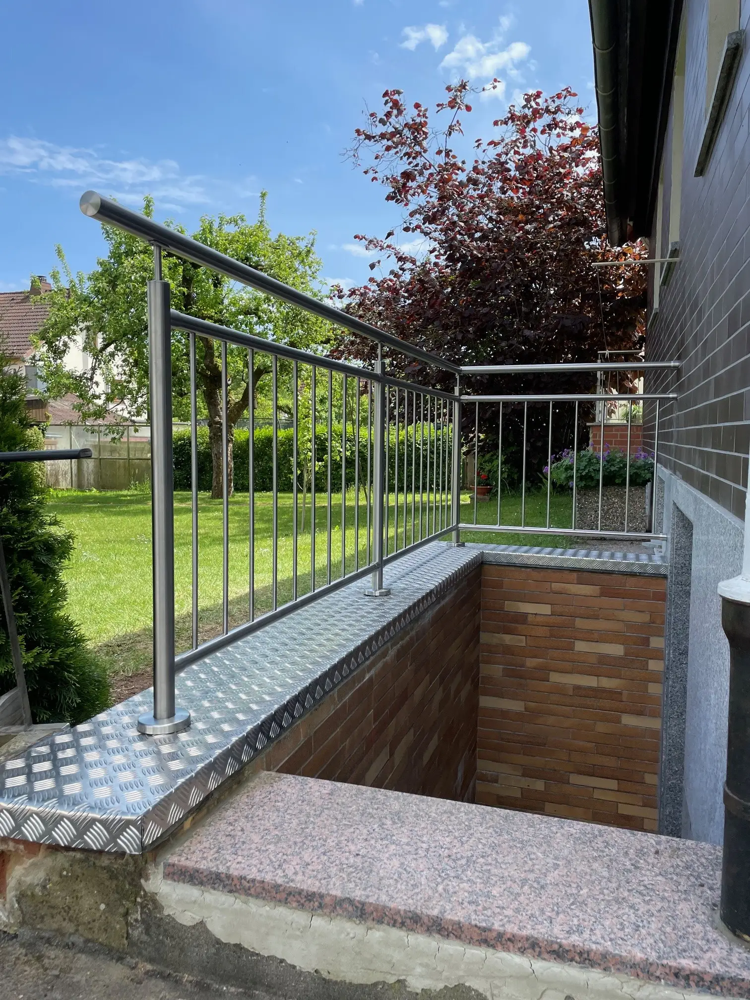 Absturzsicherung für Kellerabgang mit Edelstahlgeländer und geschweißter Stabfüllung