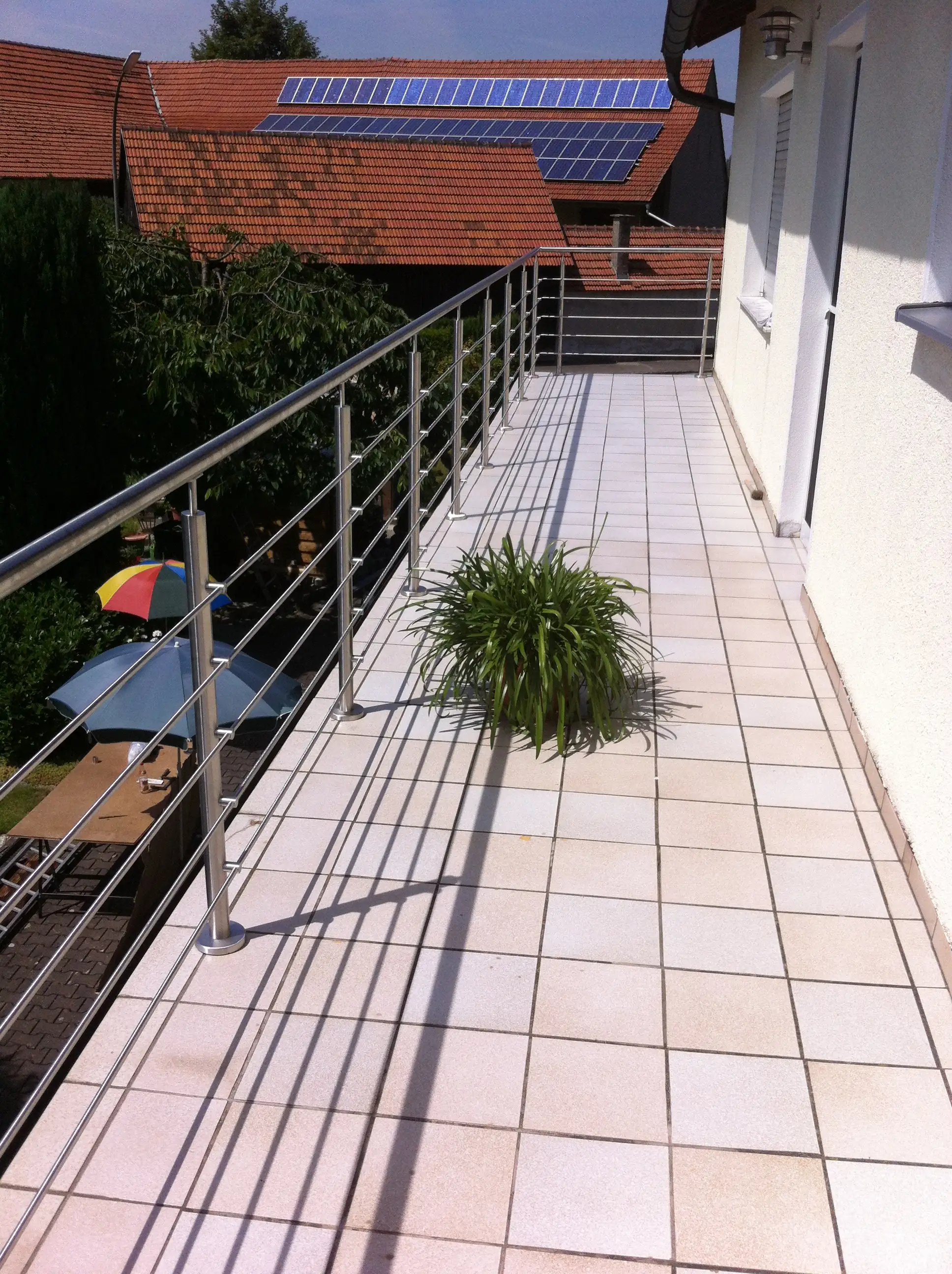Relinggeländer aufgesetzt mit 5 Querstreben aus Edelstahl als Balkongeländer
