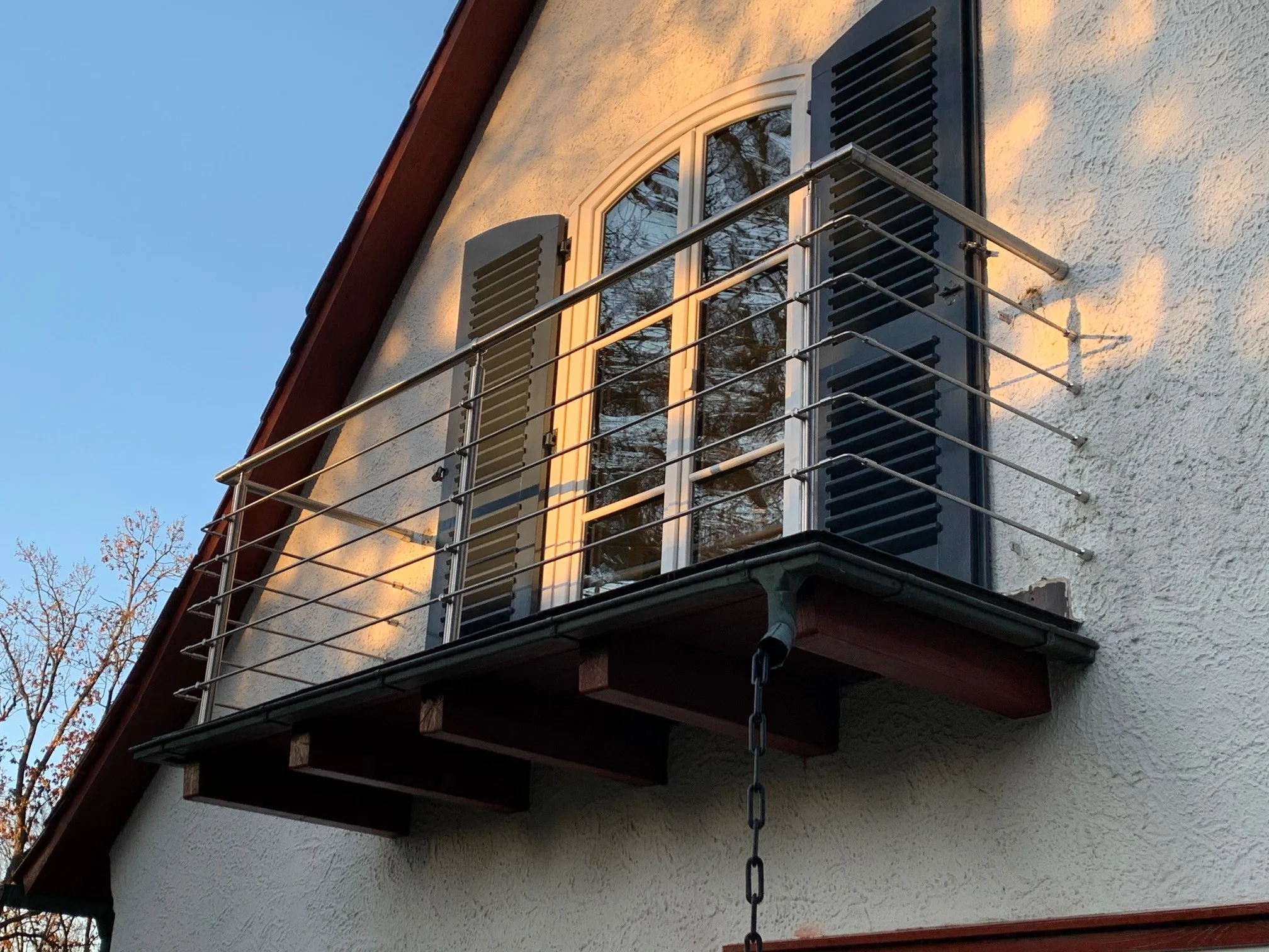 Relinggeländer aufgesetzt mit 5 Querstreben aus Edelstahl als Absturzsicherung  für einen Balkon