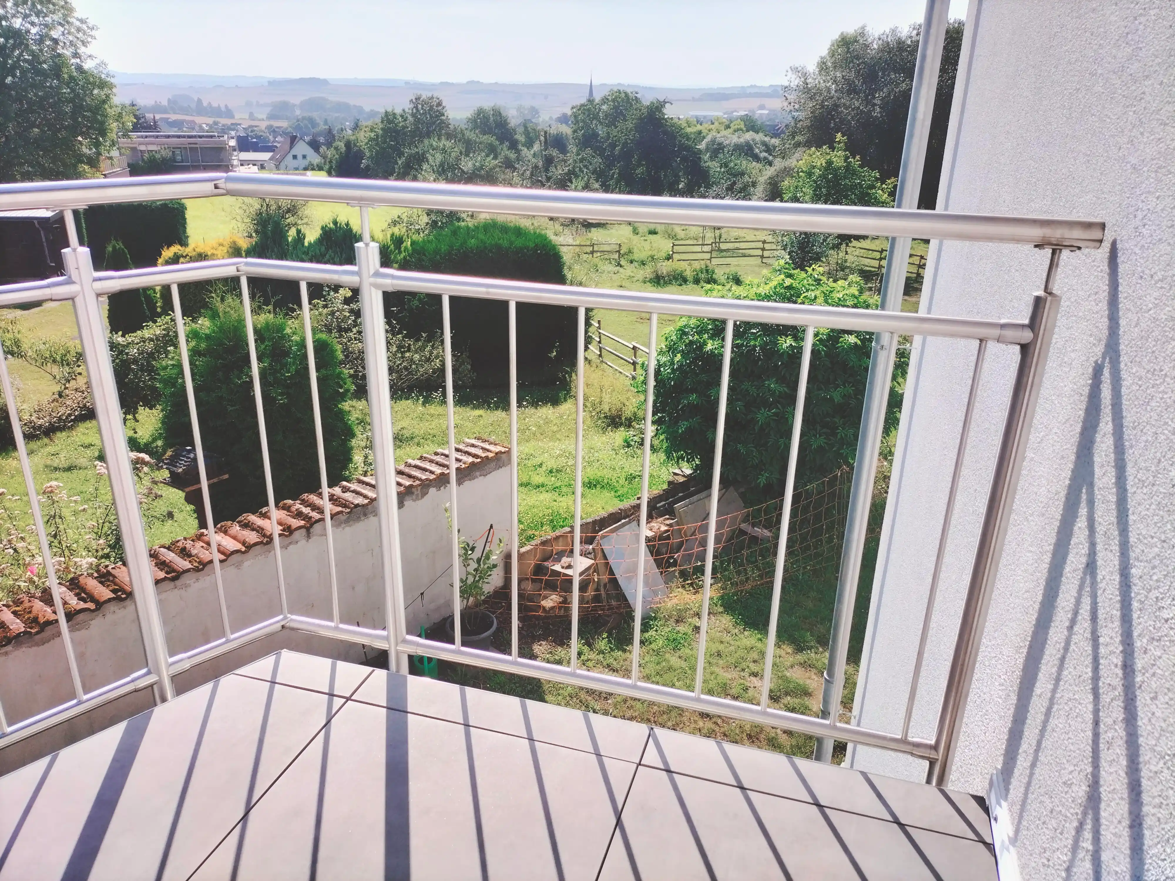 Balkongeländer mit verschweißter Stabfüllung aus Edelstahl als Absturzsicherung