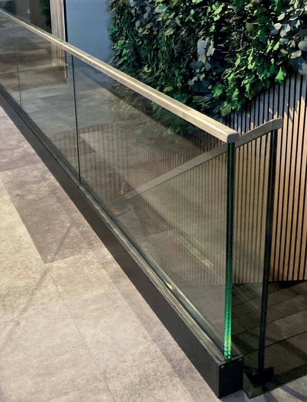 Ganzglasgeländer 2.0 im Innenraum als Absturzsicherung einer Treppe mit Klarglas und eckigen Handlauf