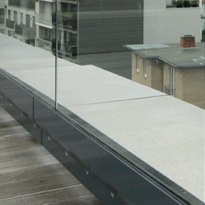 Schnittzeichnung Ganzglasgeländer Bodenprofil 1.1 für minimalistische, bodenbündige Optik