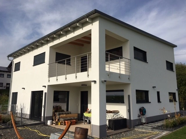 Relinggeländer vorgesetzt mit 5 Querstreben aus Edelstahl  als Balkongeländer einer Stadtvilla