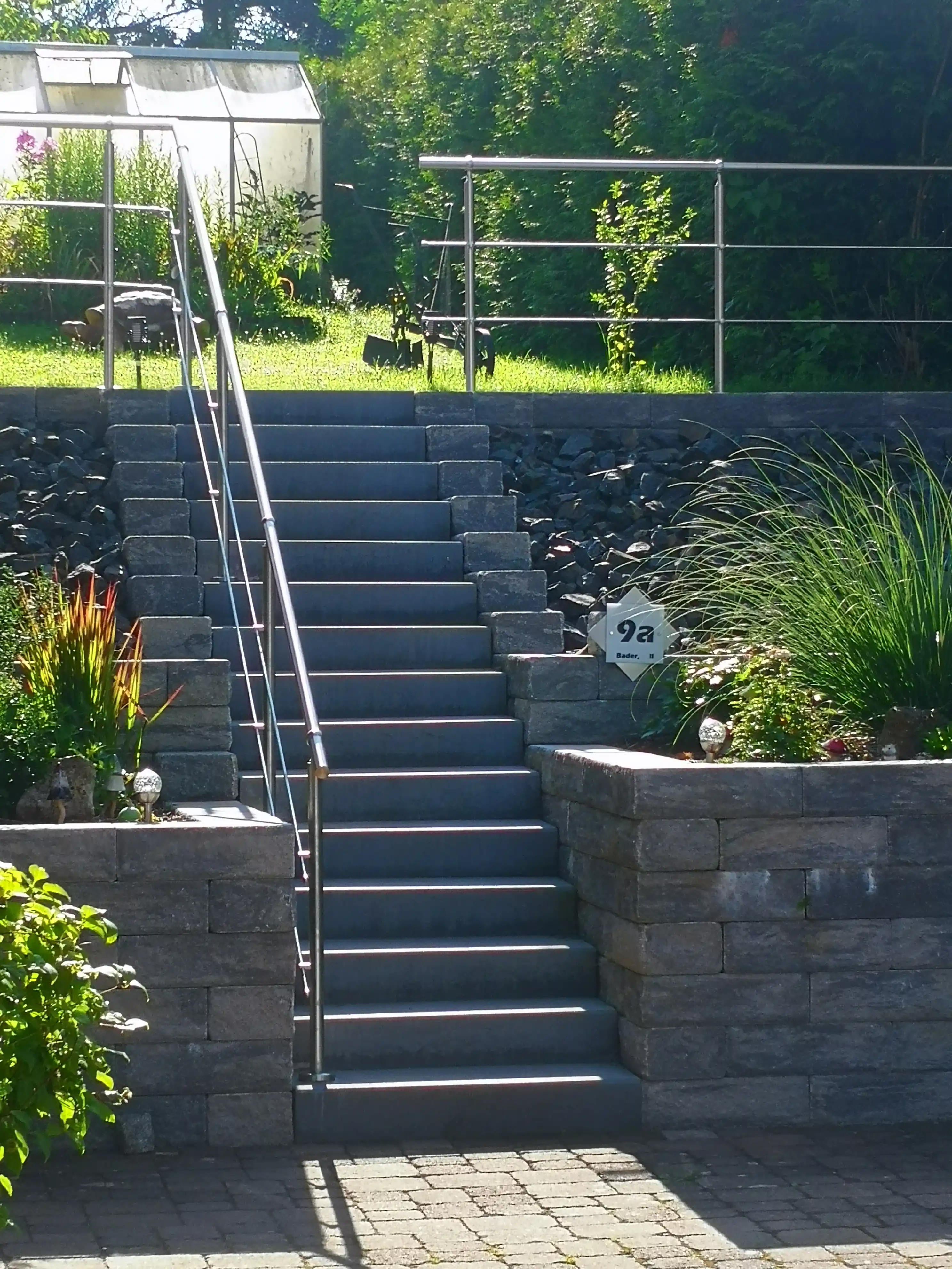 Relinggeländer mit 2 Querstreben auf einer Gartentreppe
